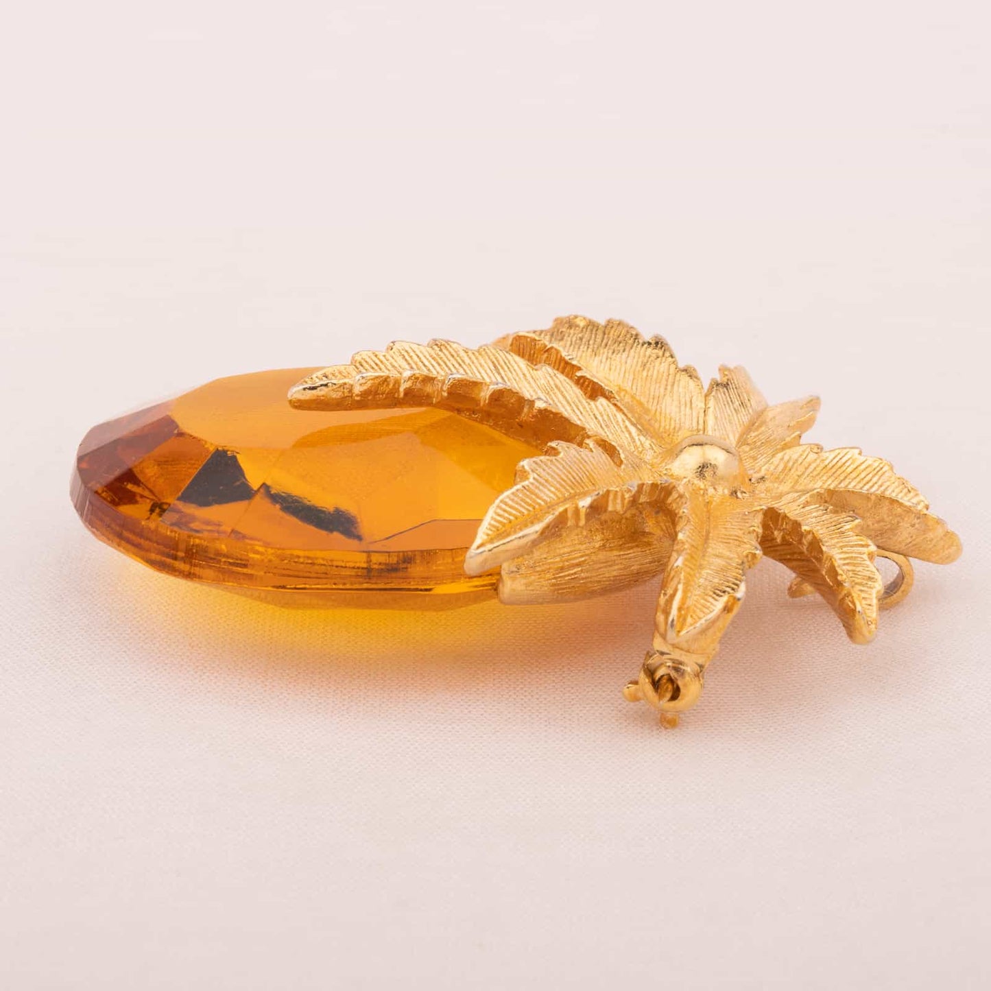 Sarah-Coventry-Ananas-Brosche-mit-amberfarbenem-Kristall