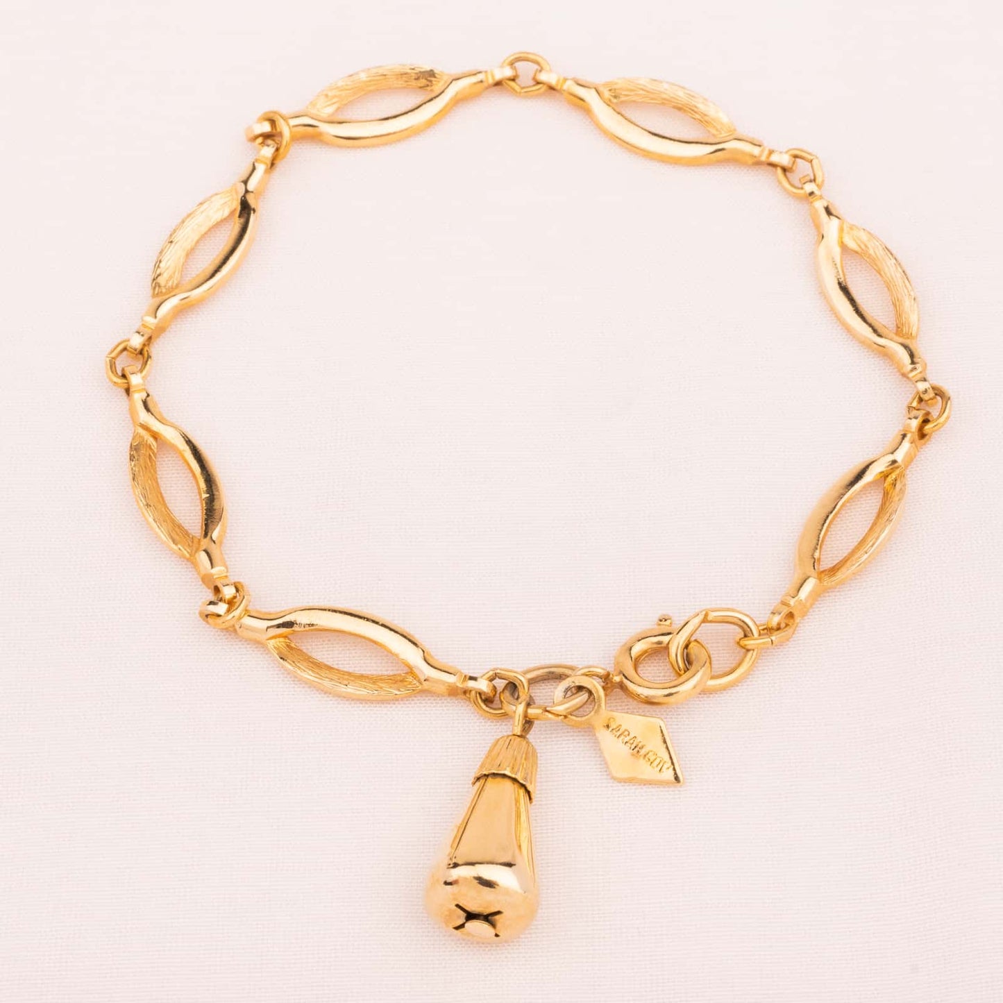 Sarah-Coventry-vergoldetes-Armband-mit-Charm-Anhänger