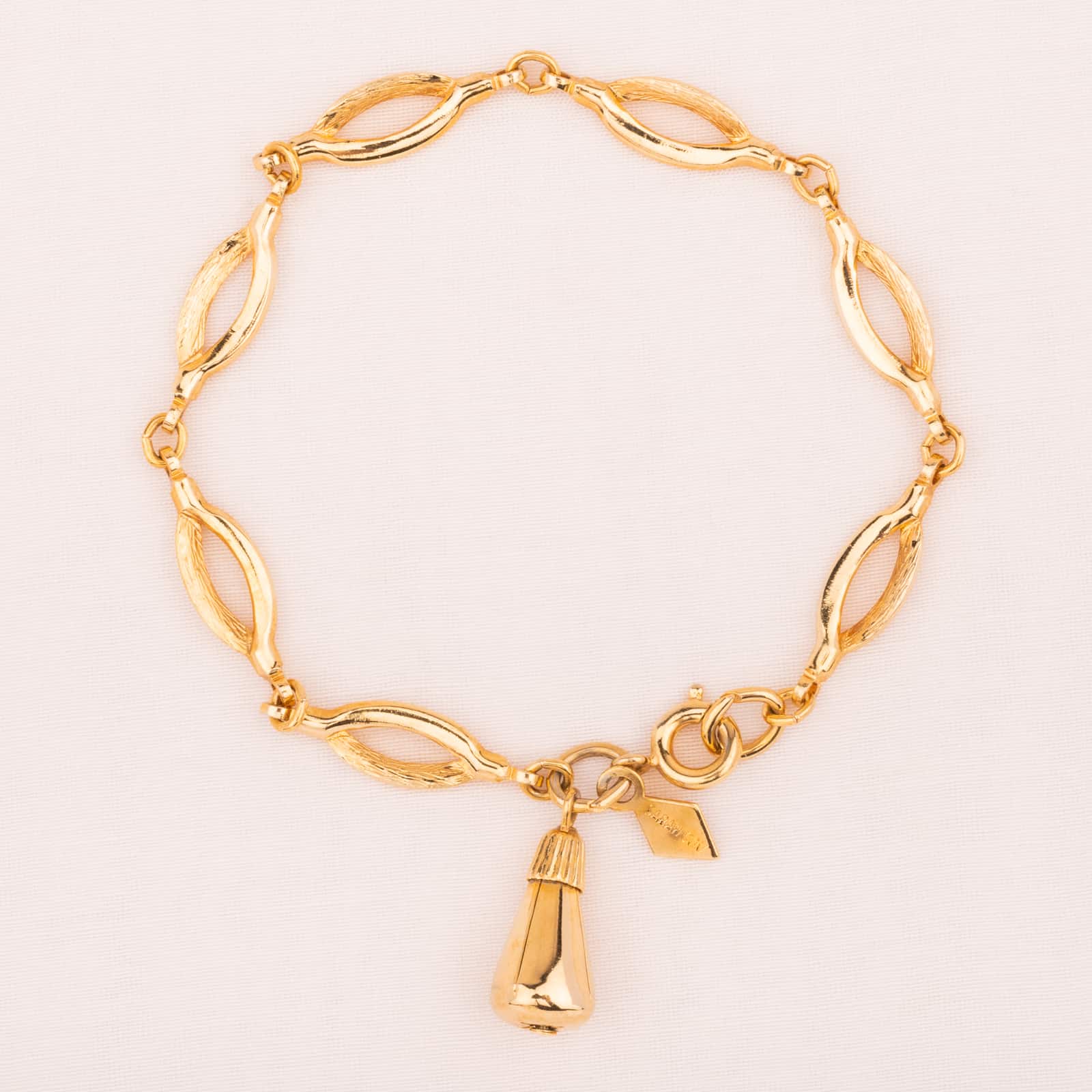Sarah-Coventry-vergoldetes-Armband-mit-Charm-Anhänger