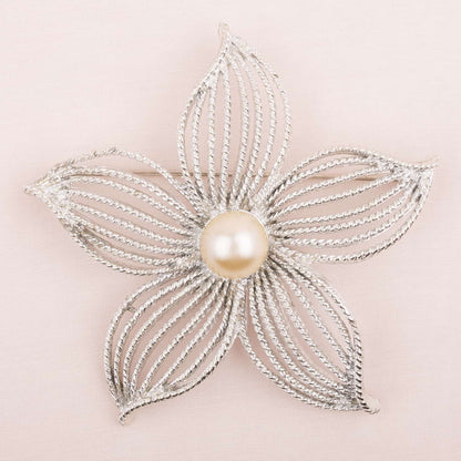 Sarah-Coventry-silberfarbene-Blumen-Brosche-mit-Perle
