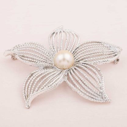 Sarah-Coventry-silberfarbene-Blumen-Brosche-mit-Perle