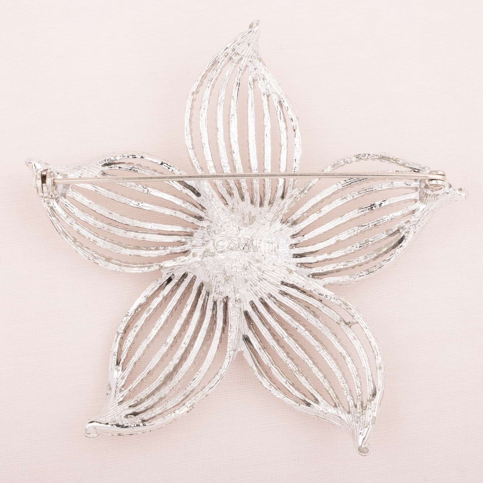 Sarah-Coventry-silberfarbene-Blumen-Brosche-Rückseite