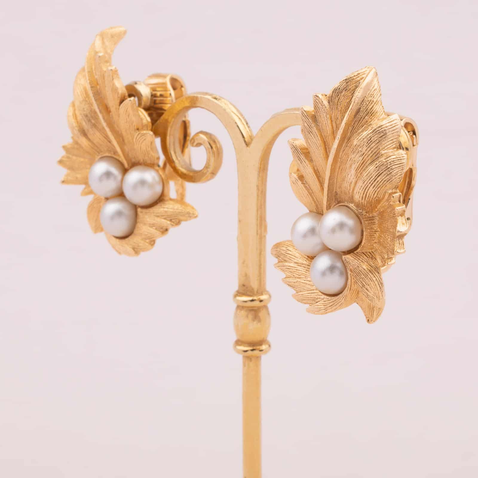 Sarah-Coventry-vergoldete-Blätter-Ohrclips-mit-drei-Perlen