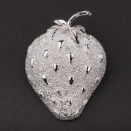 SARAH COVENTRY silberfarbene Erdbeer Brosche