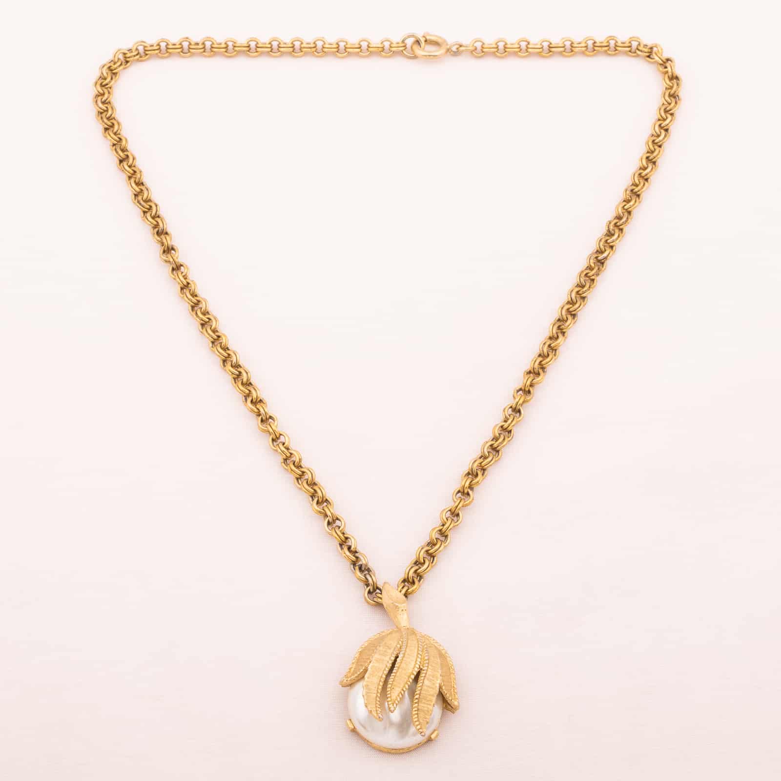 Sarah-Coventry-Halskette-mit-verstecktem-Perlenanhänger