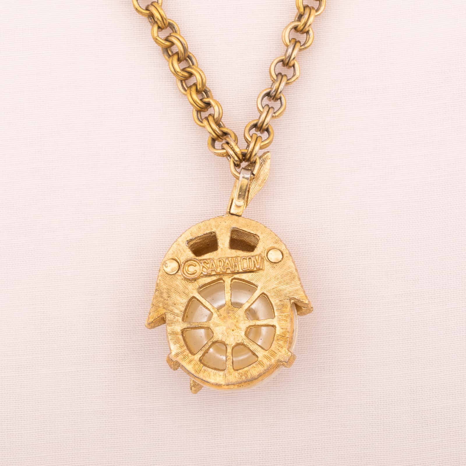 Sarah-Coventry-Halskette-mit-verstecktem-Perlenanhänger-Signatur