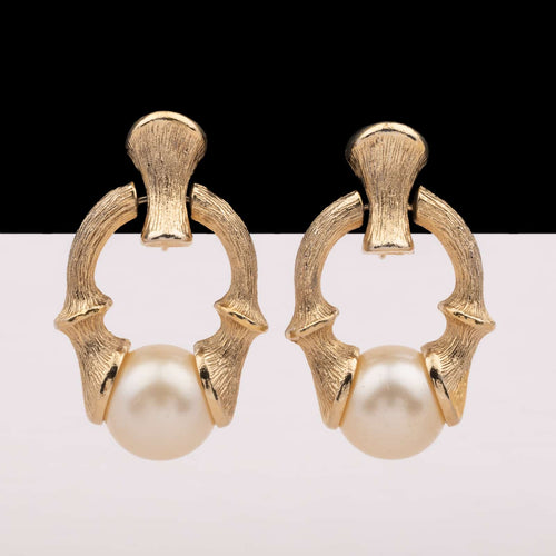 SARAH COVENTRY Door knocker earrings with large pearl