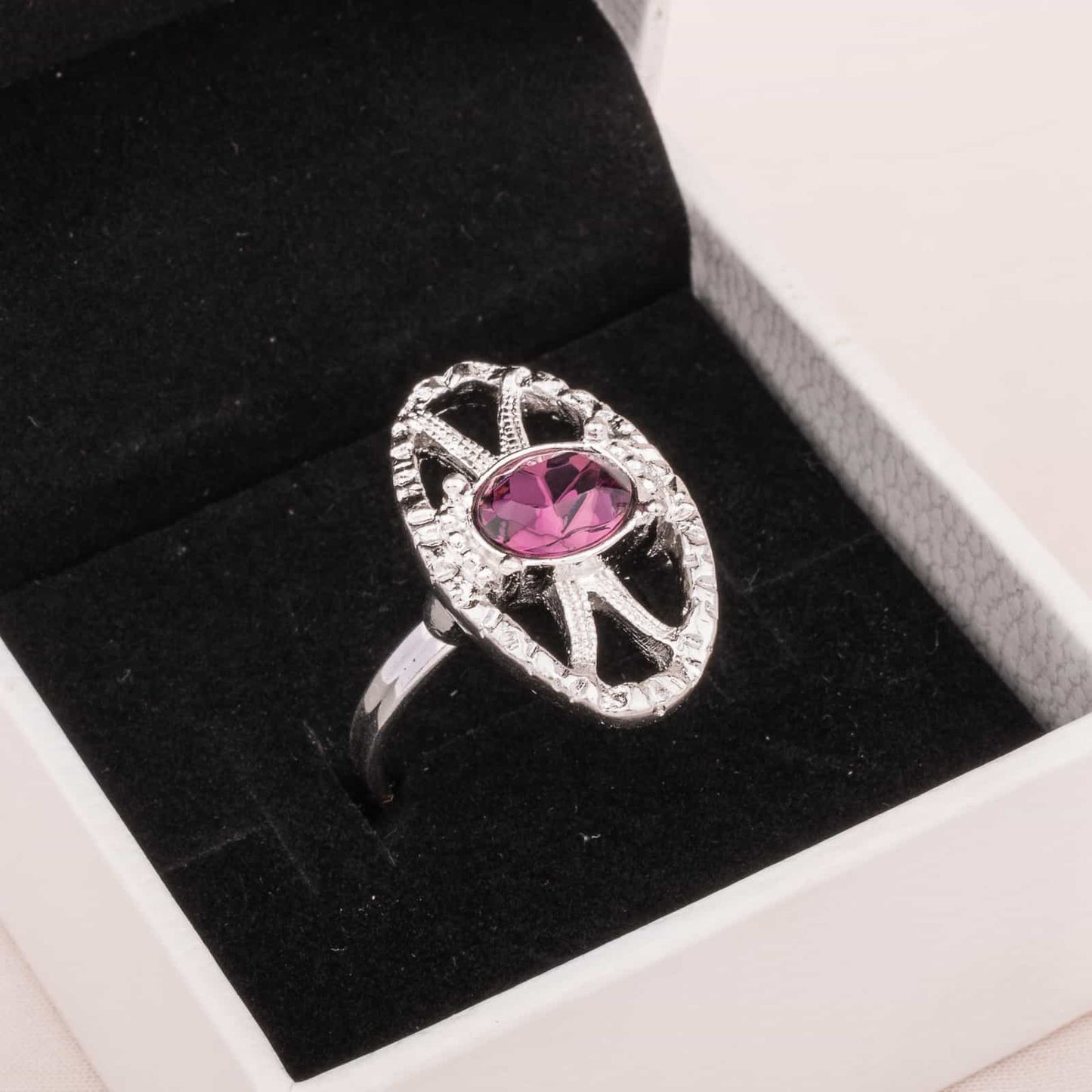 Sarah-Coventry-silberfarbener-Ring-mit-ovalem-lila-Kristall