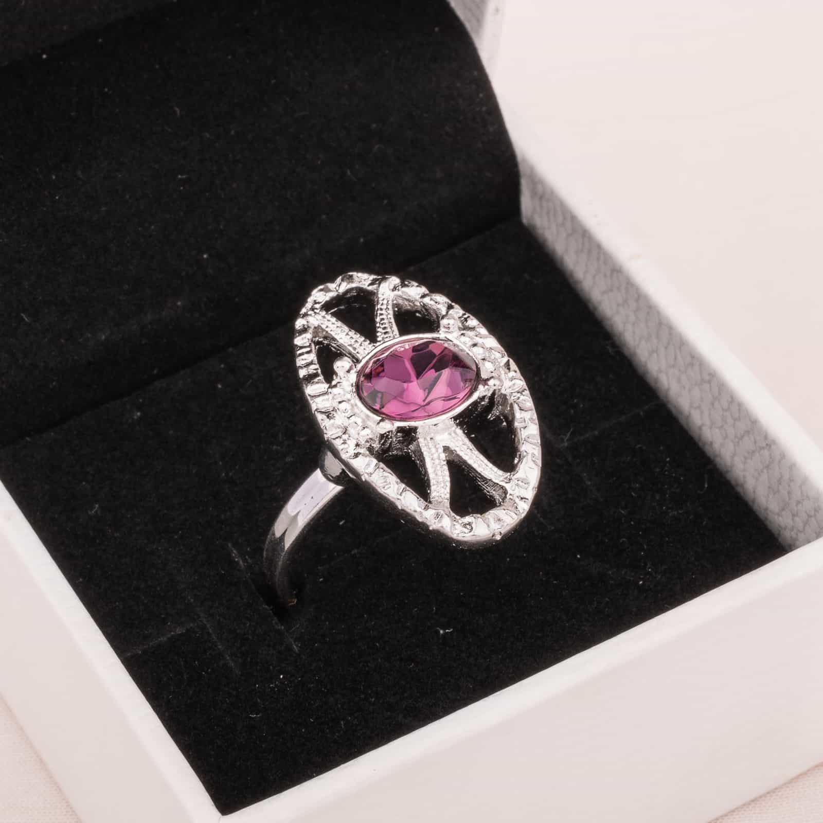 Sarah-Coventry-silberfarbener-Ring-mit-ovalem-lila-Kristall