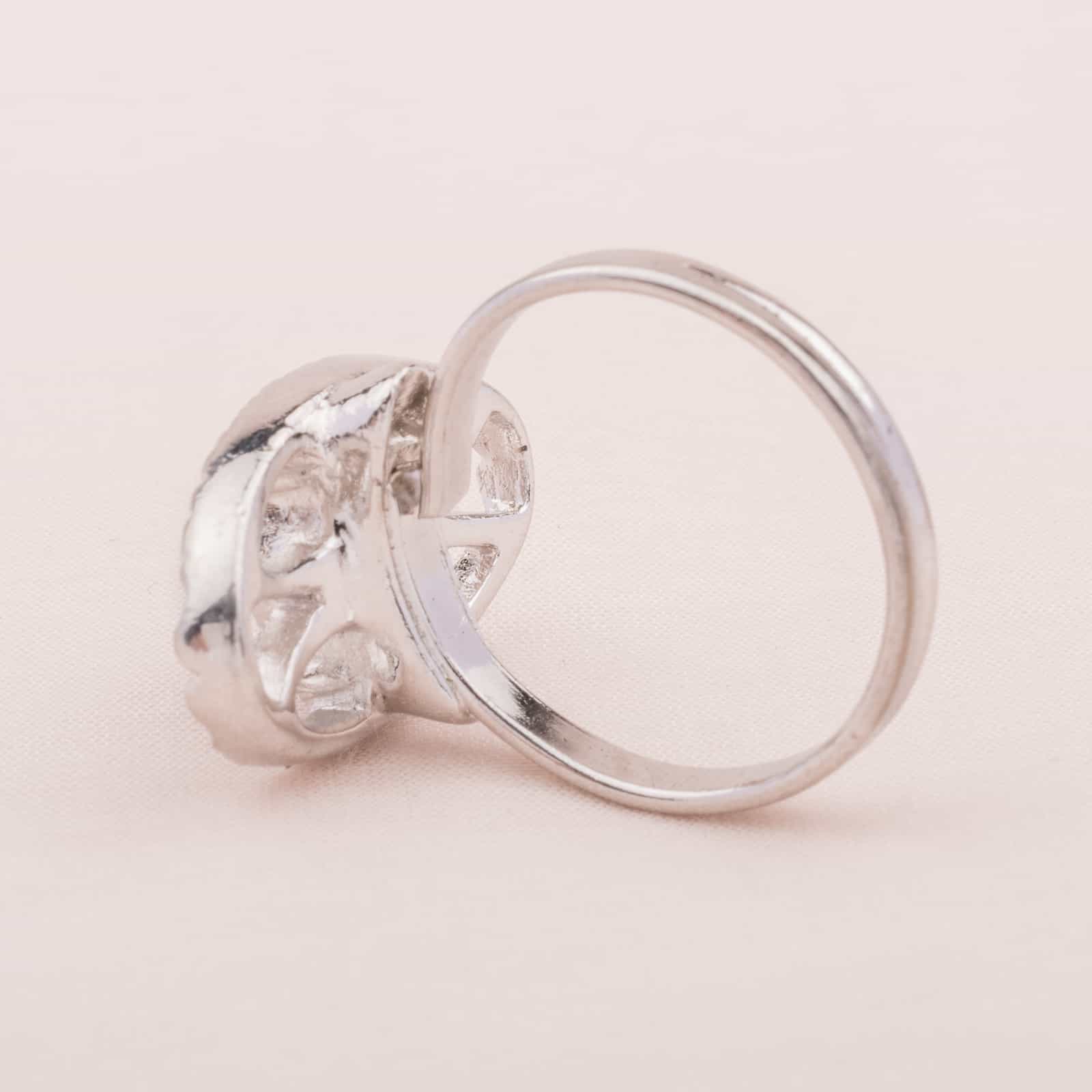 Sarah-Coventry-silberfarbener-Ring-mit-ovalem-lila-Kristall-größenverstellbar