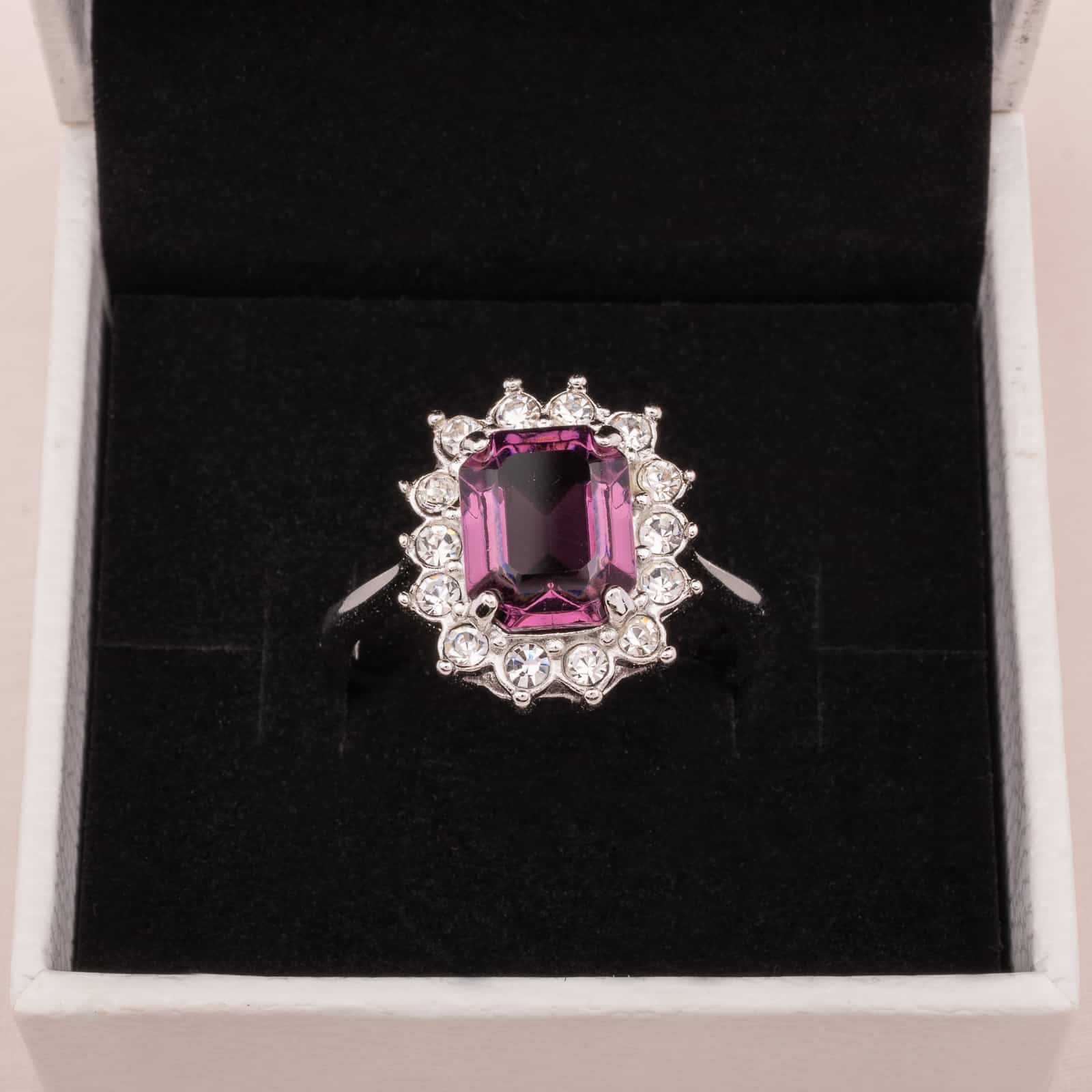 Sarah-Coventry-Ring-mit-eckigem-lila-Kristall