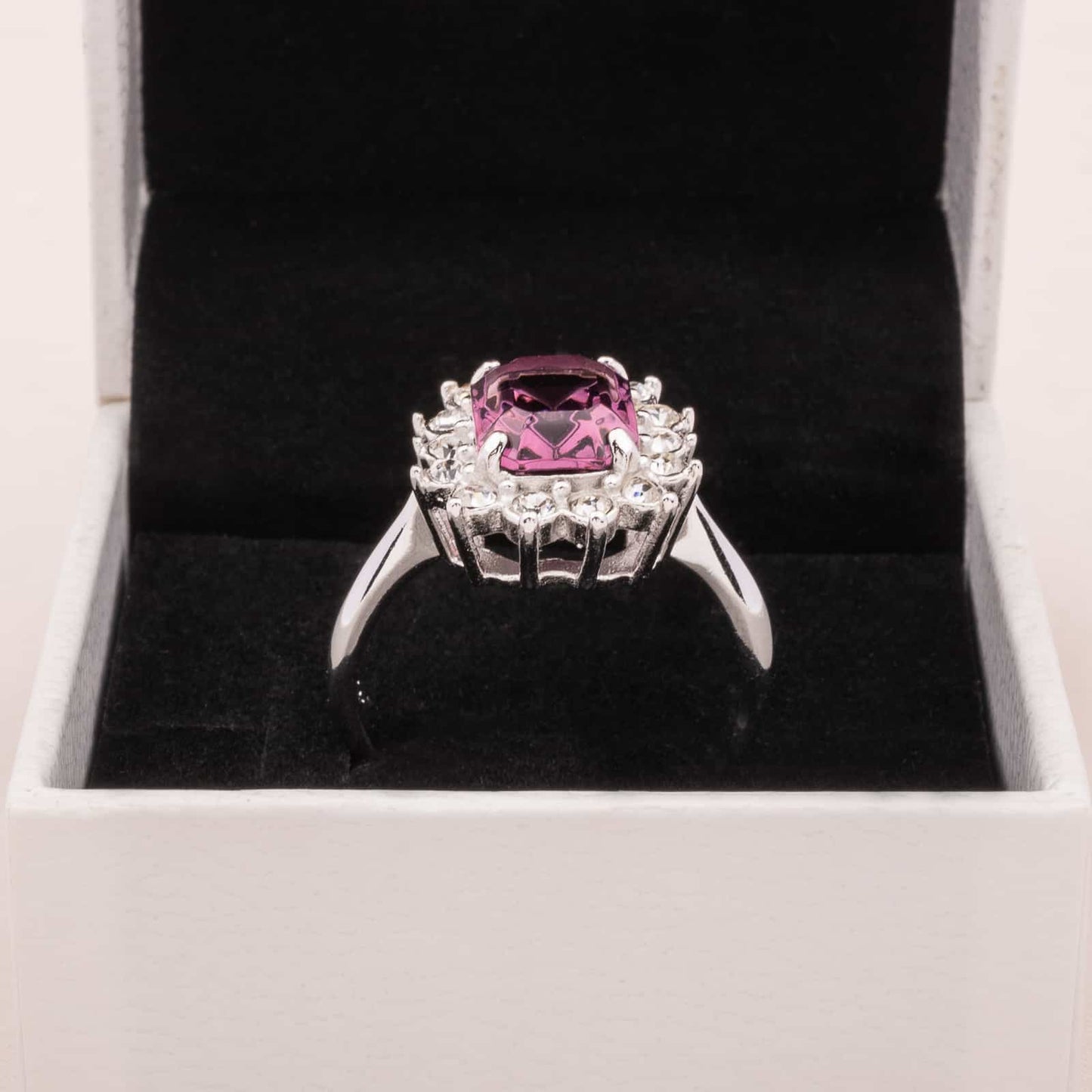 Sarah-Coventry-Ring-mit-eckigem-lila-Kristall