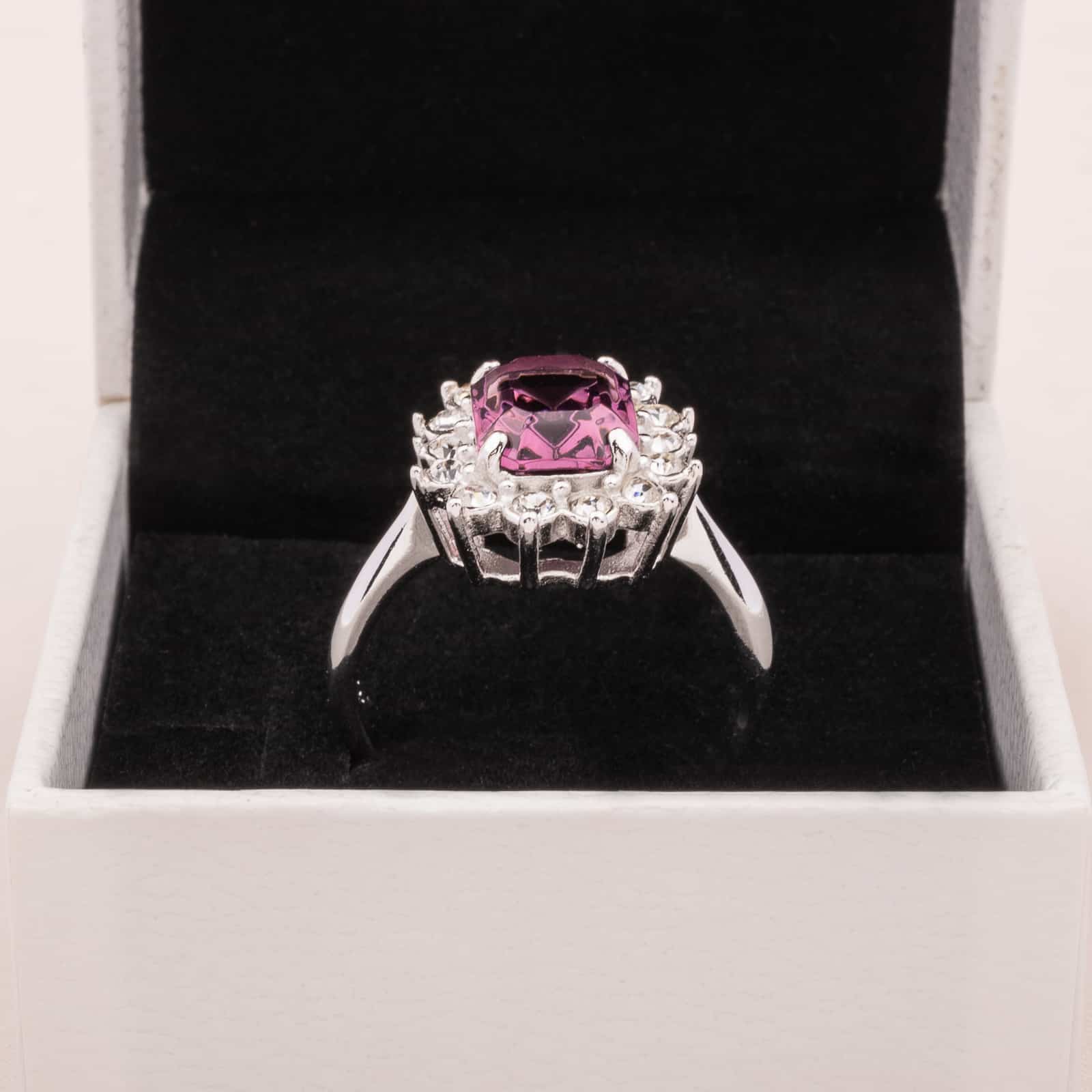 Sarah-Coventry-Ring-mit-eckigem-lila-Kristall