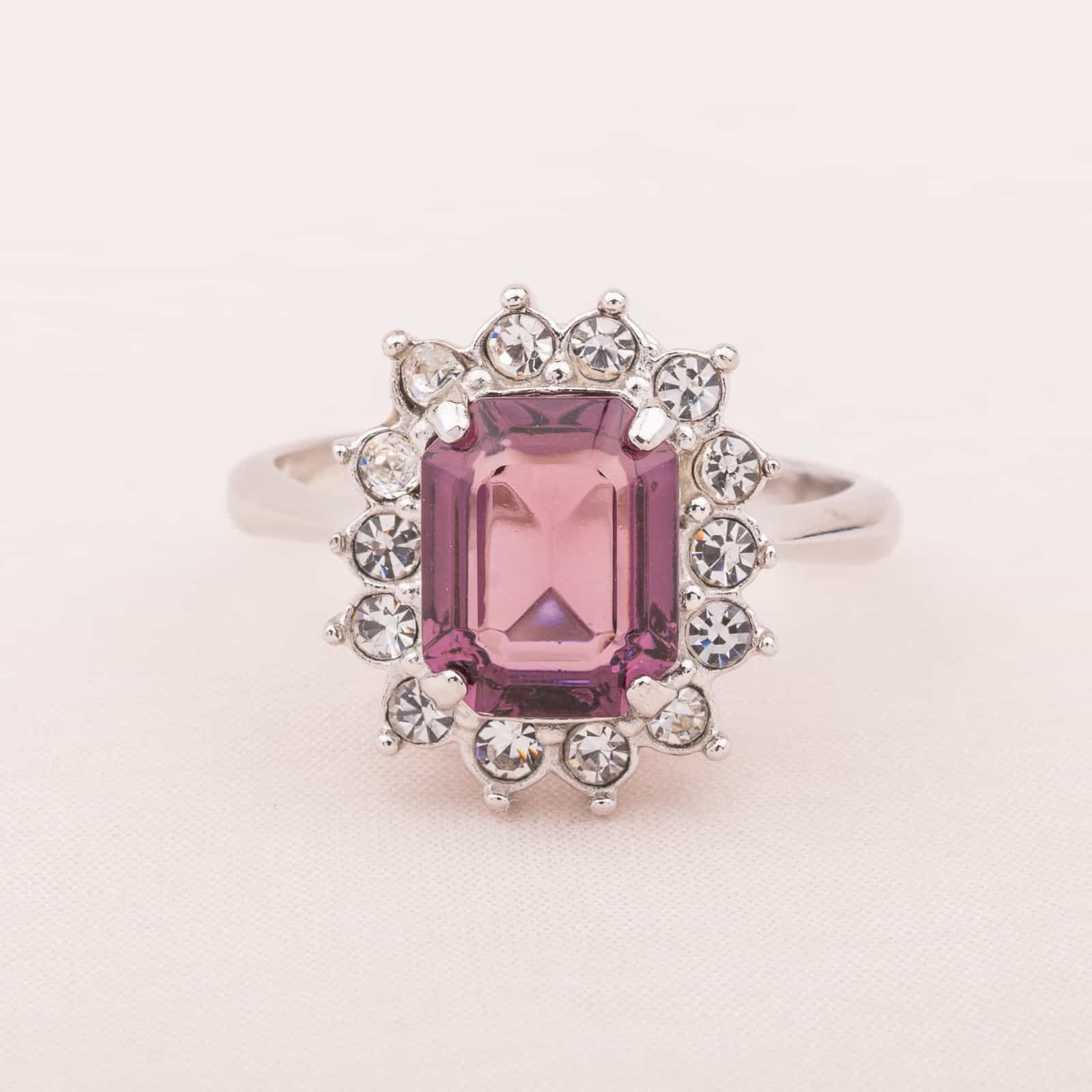 Sarah-Coventry-Ring-mit-eckigem-lila-Kristall