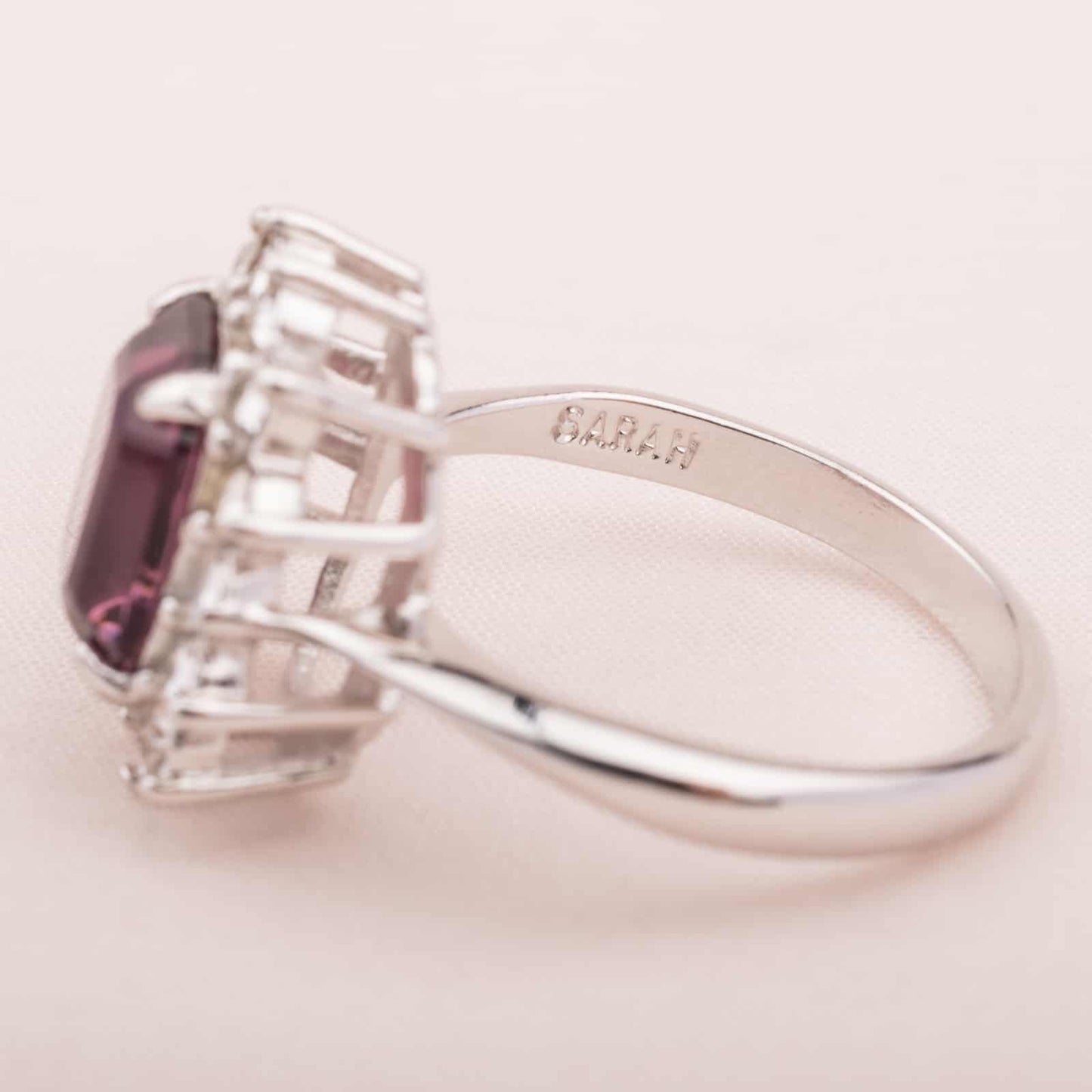 Sarah-Coventry-Ring-mit-eckigem-lila-Kristall