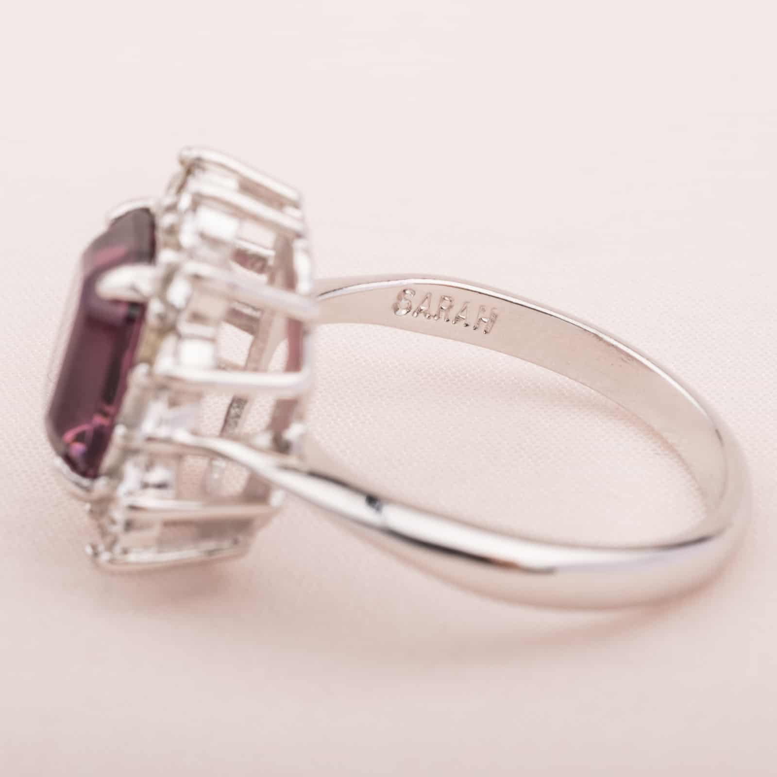 Sarah-Coventry-Ring-mit-eckigem-lila-Kristall