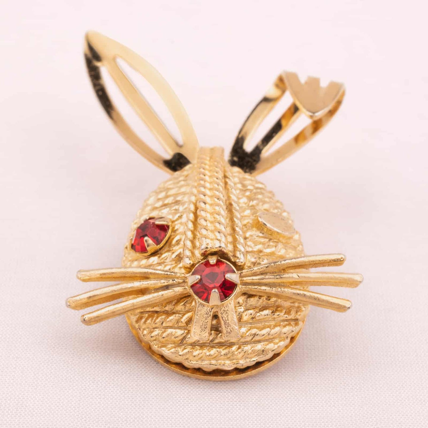 Sarah-Covenrty-zwinkernder-Hase-Brosche-roter-Strass