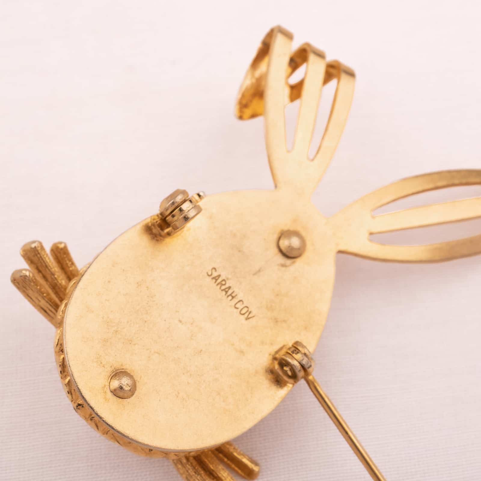 Sarah-Covenrty-zwinkernder-Hase-Brosche-Rückseite-Signatur