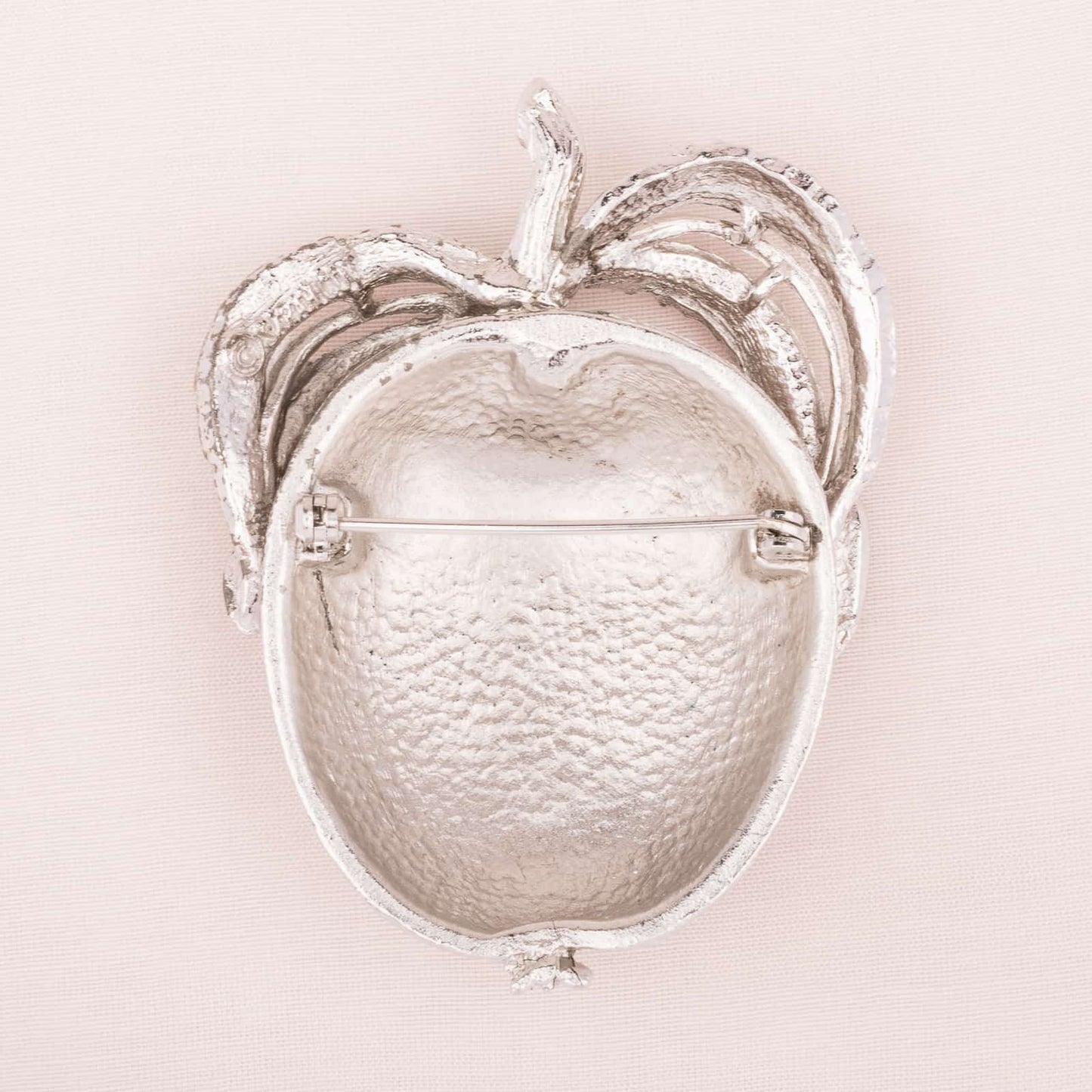 Sarah-Coventry-große-Apfel-Brosche-silberfarben-Rückseite