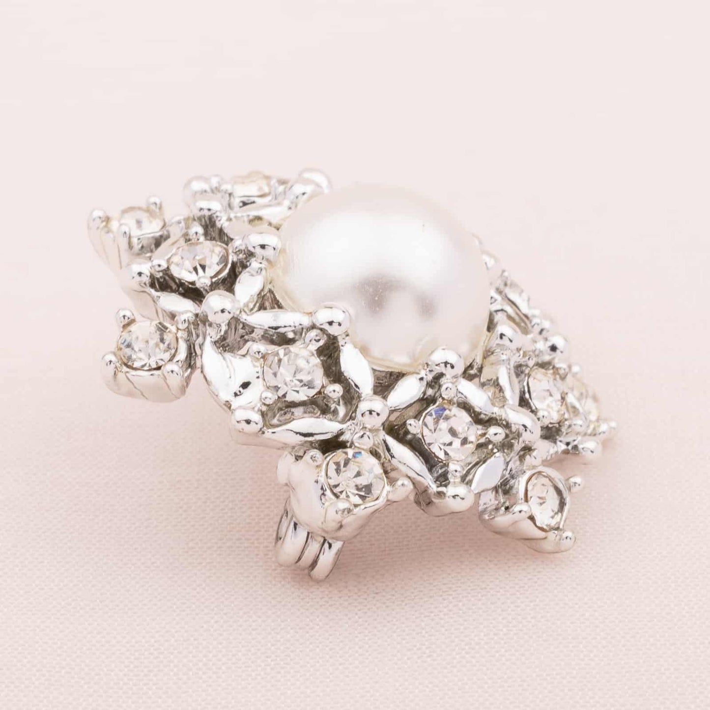 Sarah-Coventry-kleine-silberfarbene-Brosche-mit-Strass-und-Perle