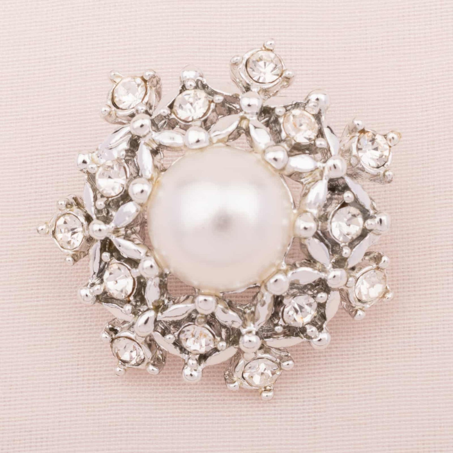 Sarah-Coventry-kleine-silberfarbene-Brosche-mit-Strass-und-Perle