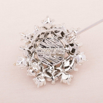 Sarah-Coventry-kleine-silberfarbene-Brosche-Signatur