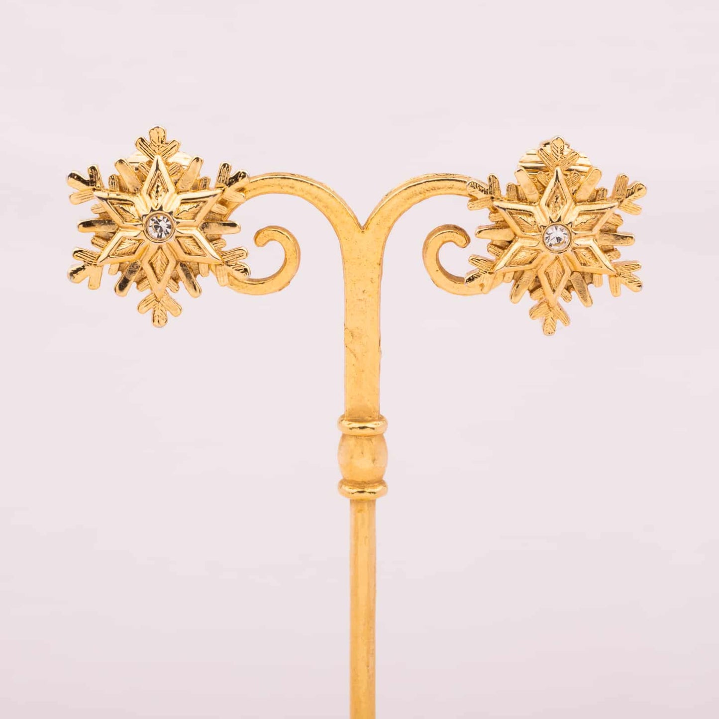 Vergoldete-Schneeflocken-Ohrclips-mit-Kristall