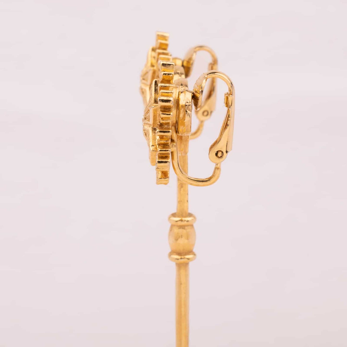 Vergoldete-Schneeflocken-Ohrclips-Seitenansicht