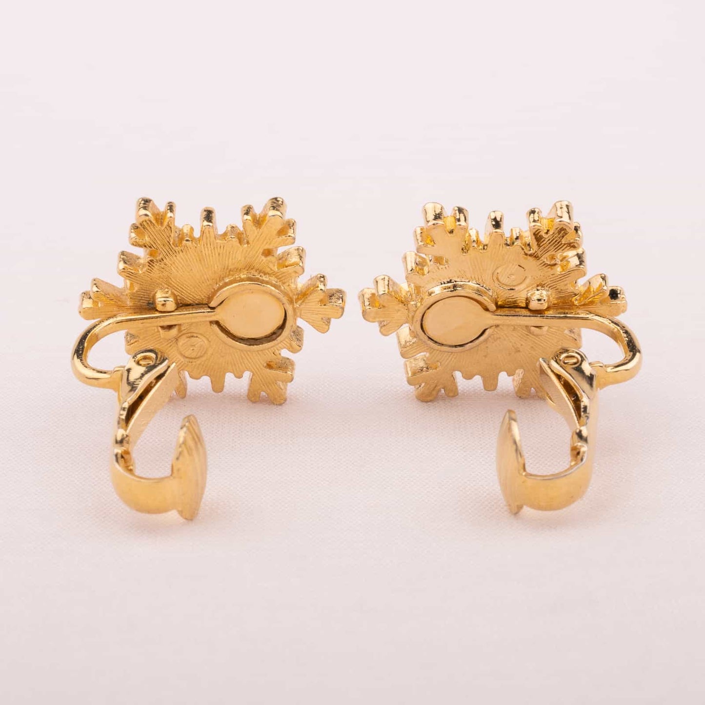 Vergoldete-Schneeflocken-Ohrclips-Rückseiten