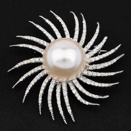 Brosche-mit-großer-Perle-umrandet-mit-Strass-Strahlen