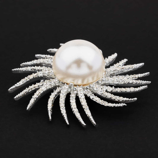 Brosche-mit-großer-Perle-umrandet-mit-Strass-Strahlen