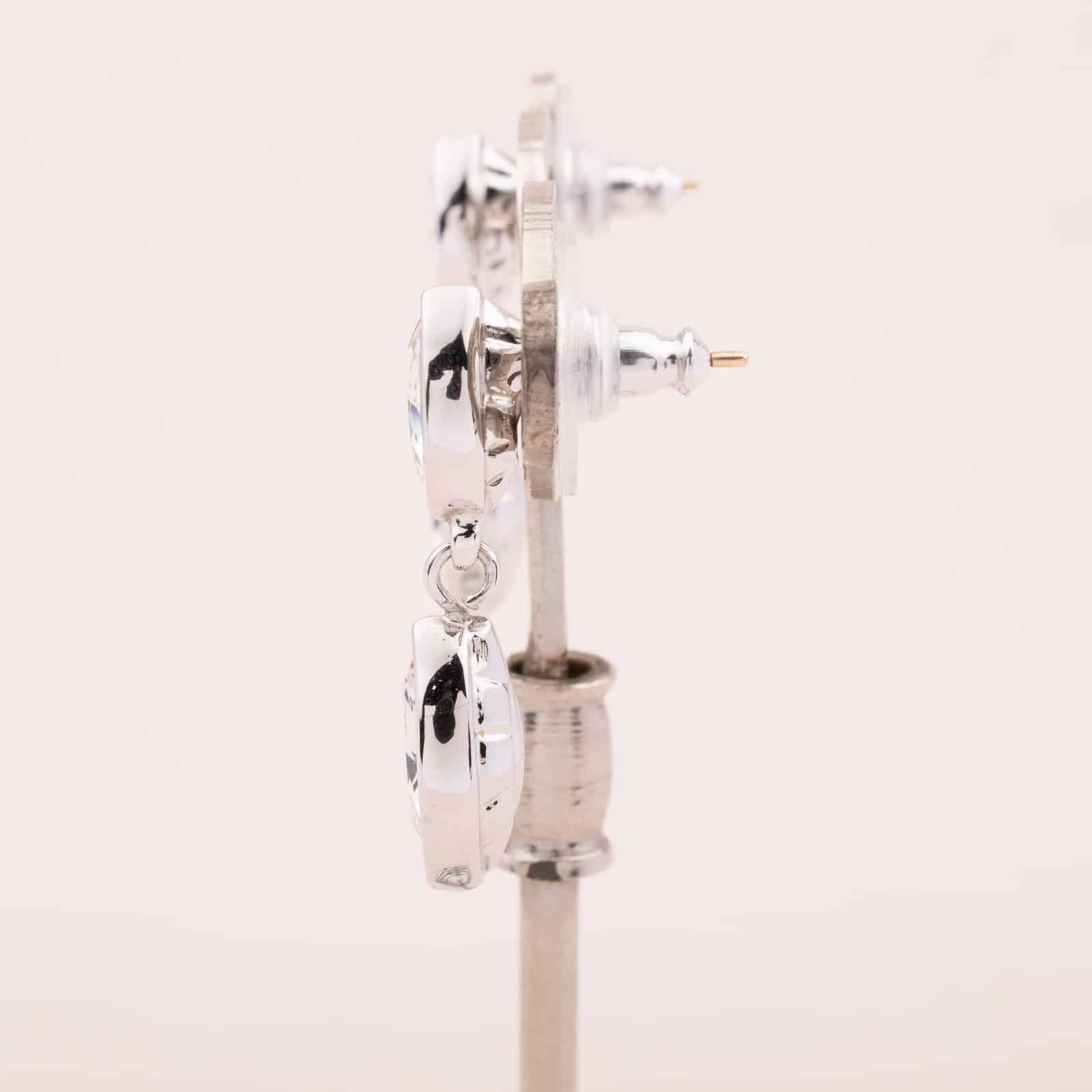 Swarovski-Ohrringe-mit-Kristall-Hänger-Seitenansicht
