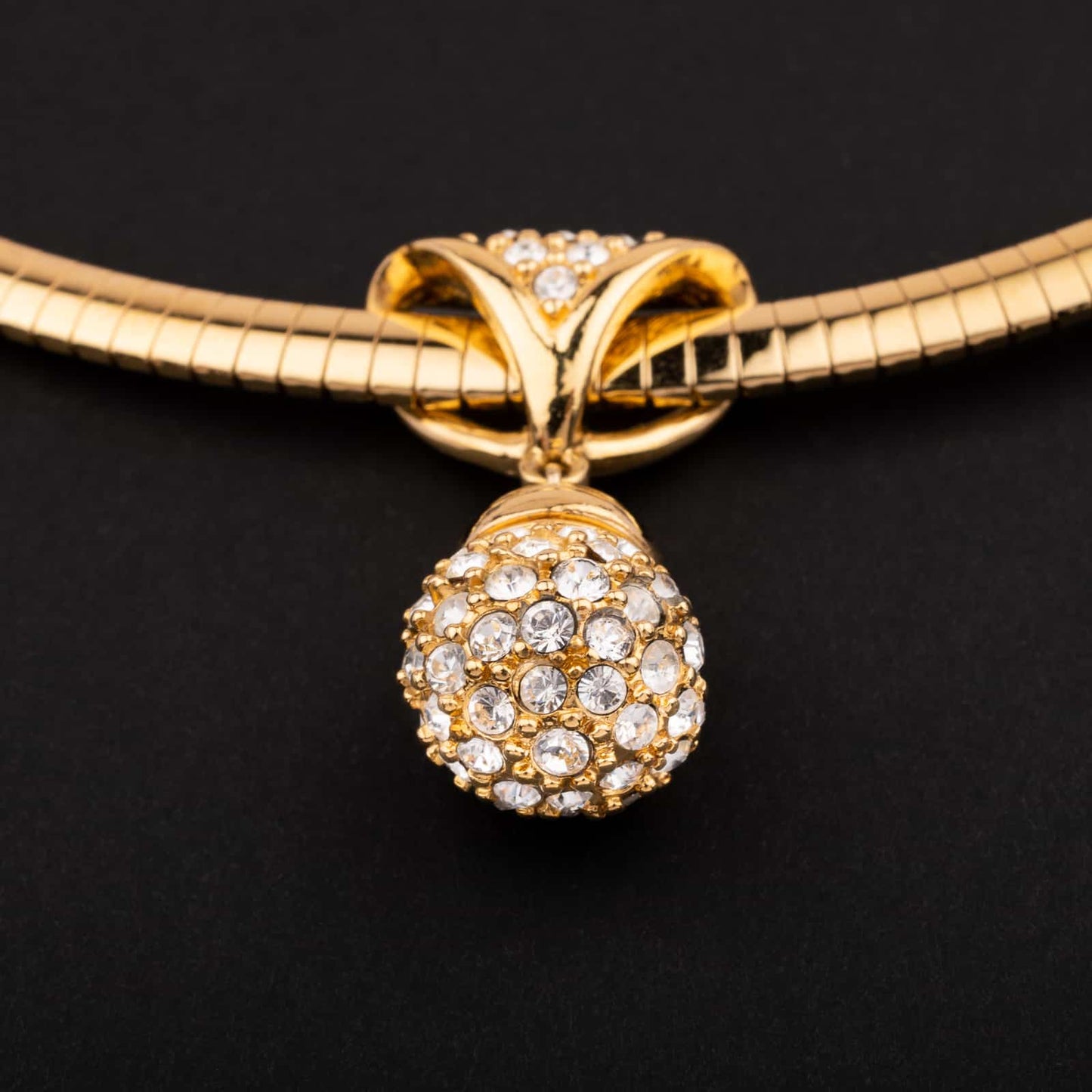 Swarovski-Vintage-Collier-mit-kristallbesetztem-Kugel-Anhänger