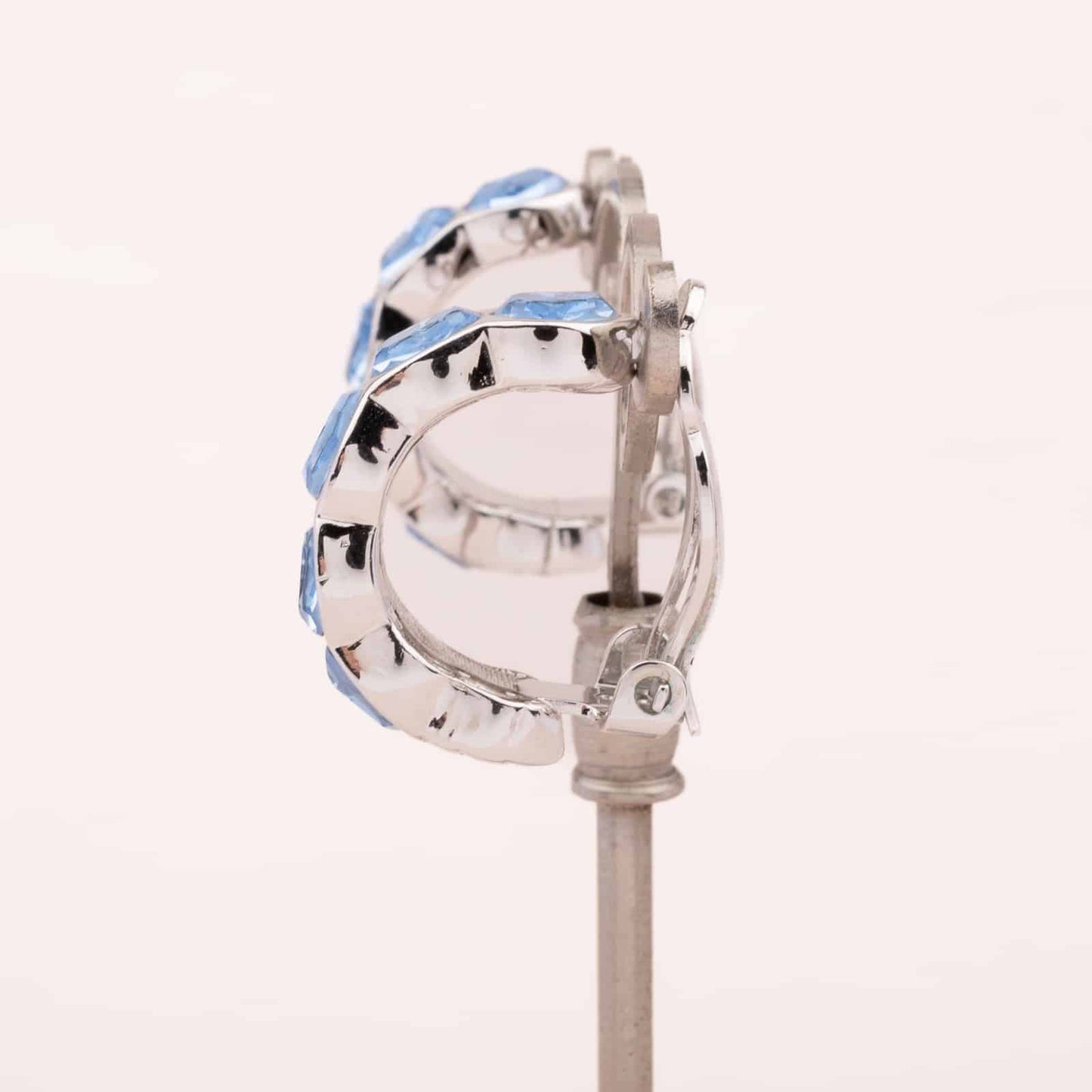 Swarovski-Kreolen-Ohrclips-silberfarben-mit-blauen-ovalen-Kristallen-Seitenansicht