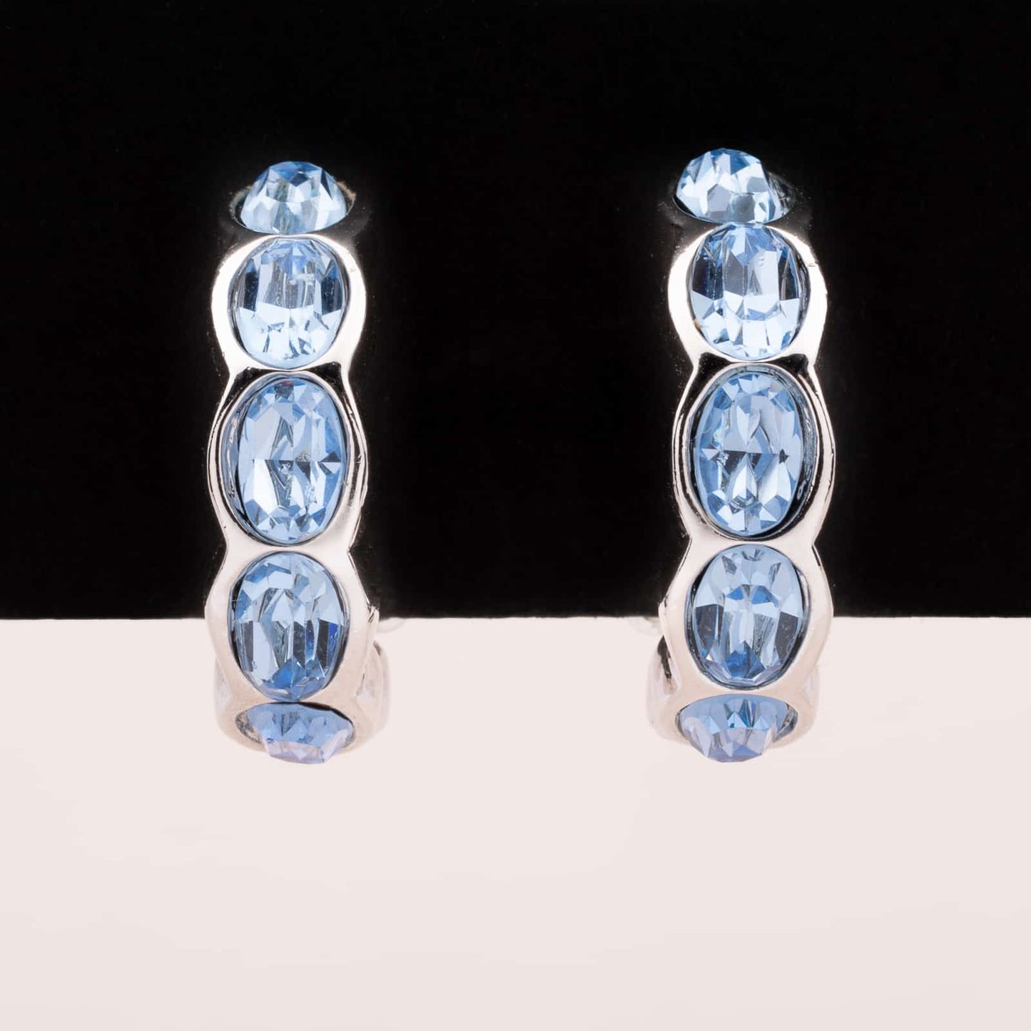 Swarovski-Kreolen-Ohrclips-silberfarben-mit-blauen-ovalen-Kristallen