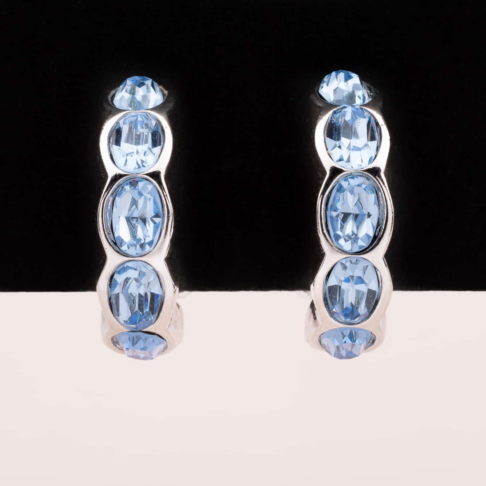 Swarovski-Kreolen-Ohrclips-silberfarben-mit-blauen-ovalen-Kristallen