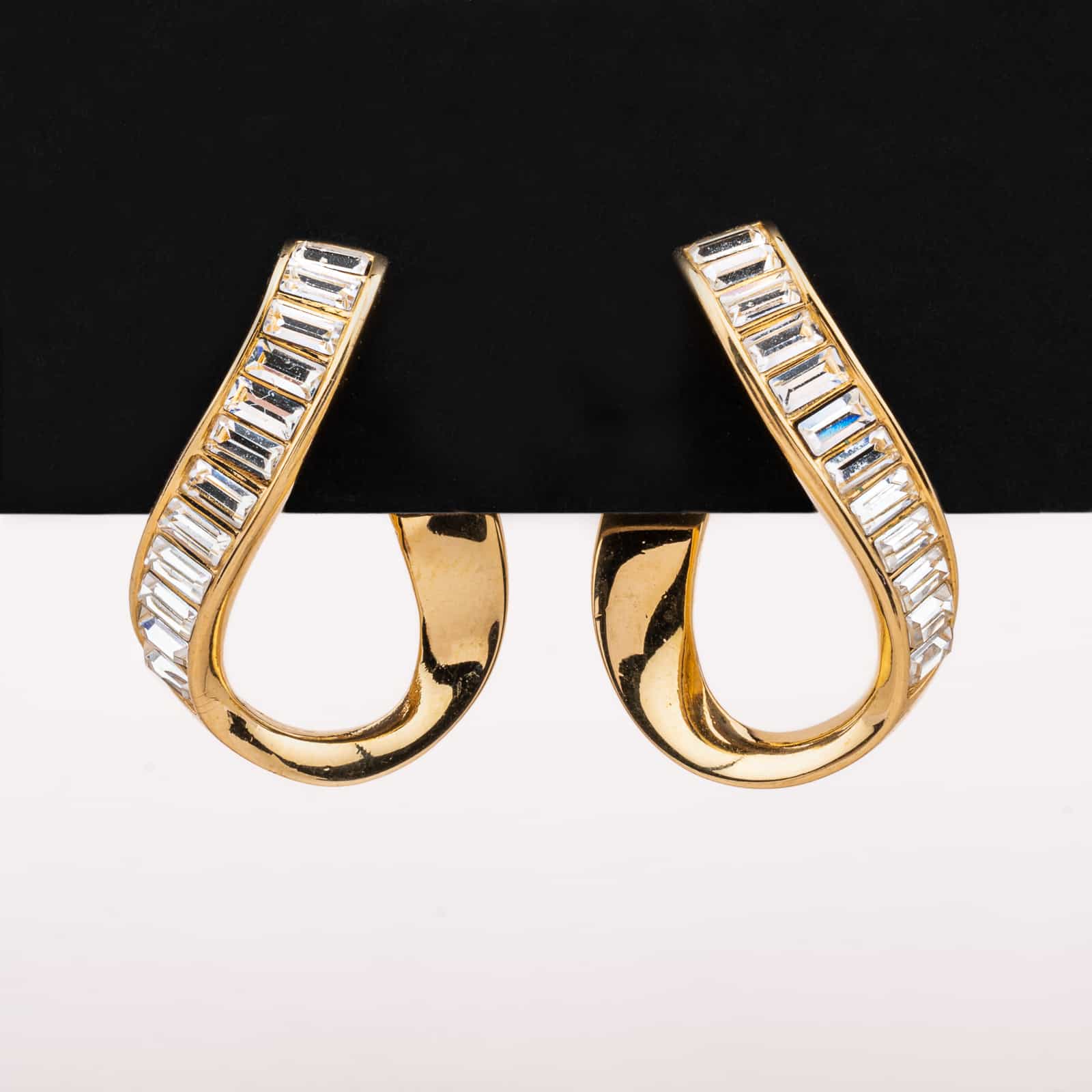 Swarovski-Ohrringe-vergoldete-geschwungene-Kreolen-Kristalle-Baguetteschliff