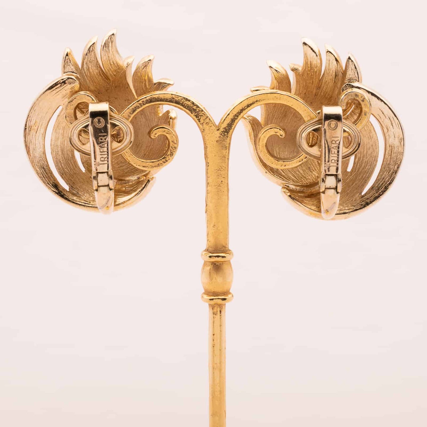 Trifari-Ohrclips-goldfarben-geschwungen-Rückseiten