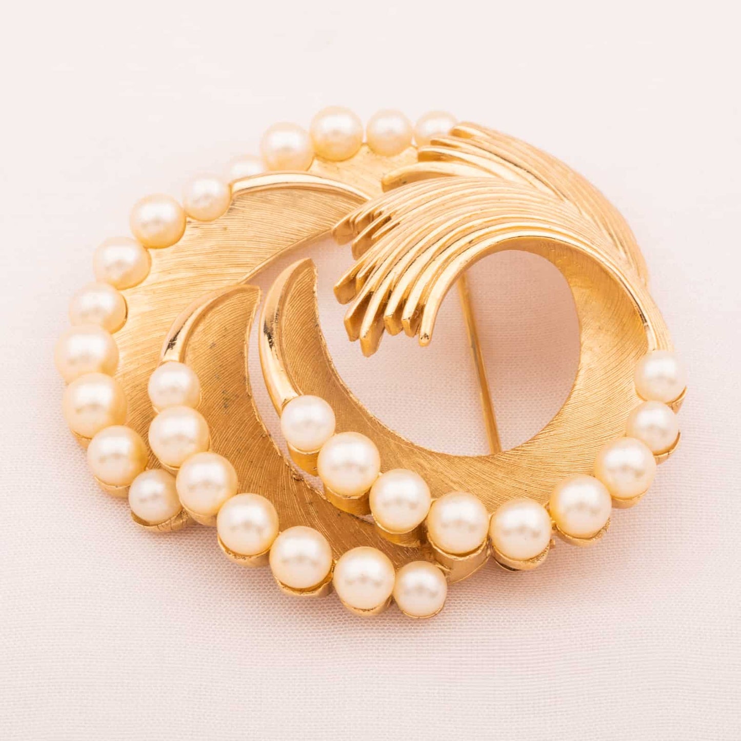 Trifari-60s-geschwungene-Perlen-Brosche