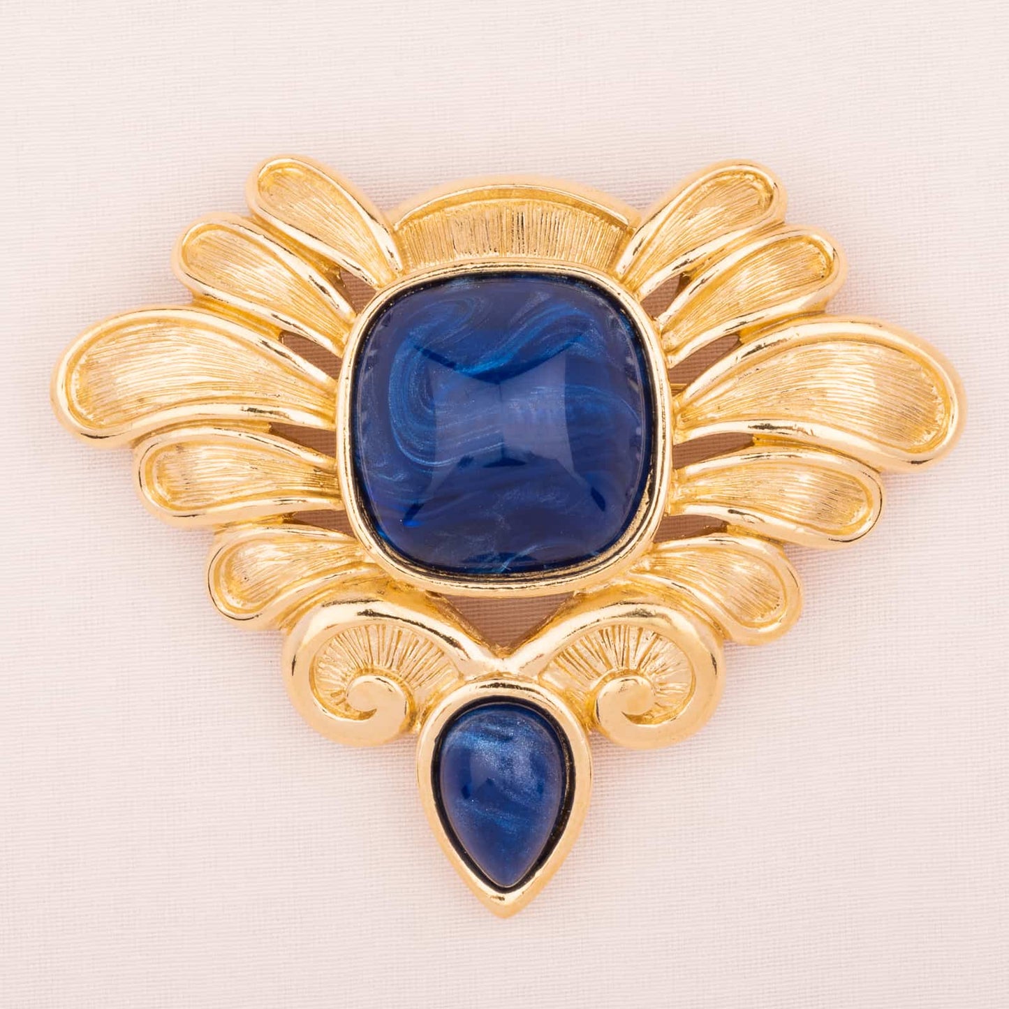 Trifari-royale-Brosche-mit-blauen-Kunststeinen