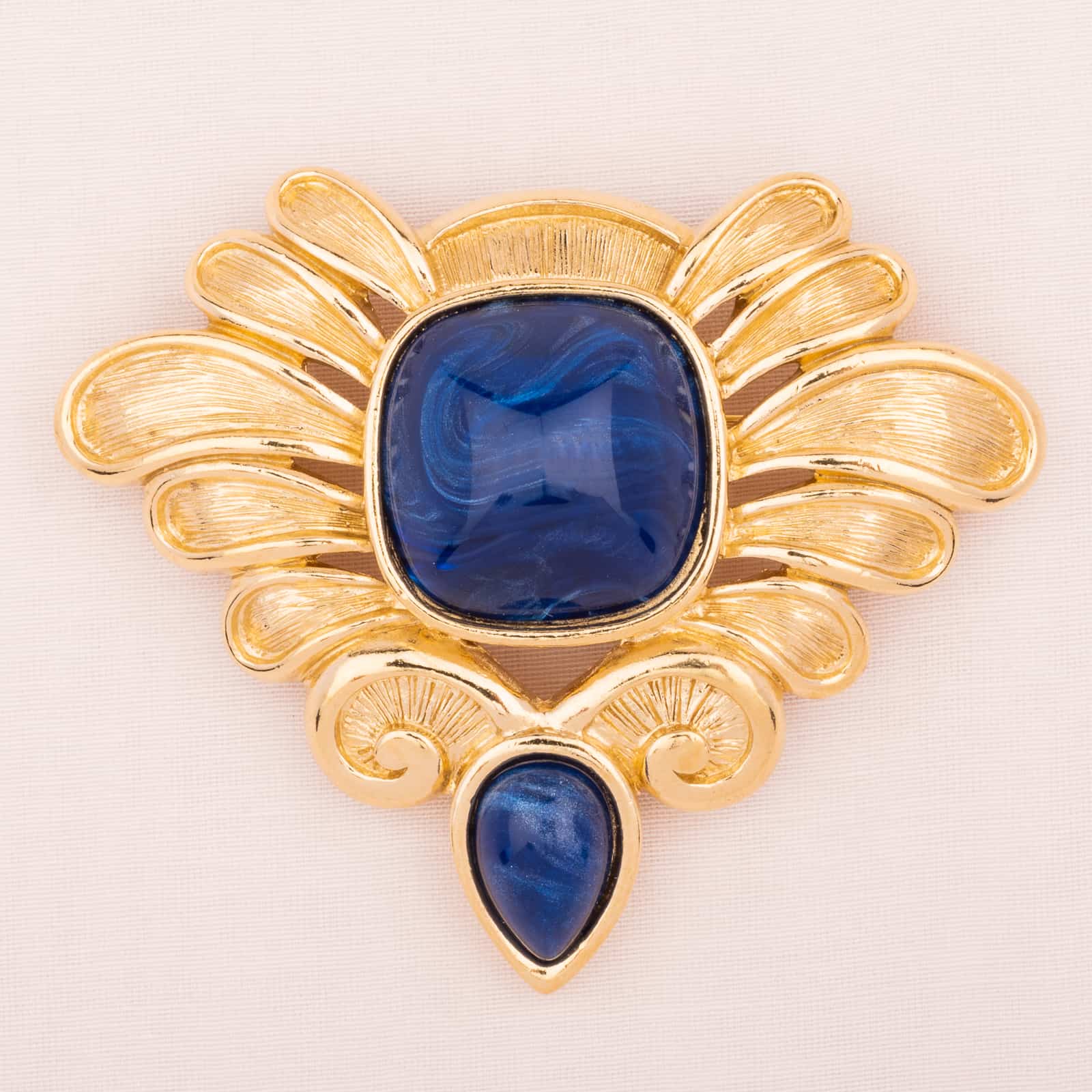 Trifari-royale-Brosche-mit-blauen-Kunststeinen
