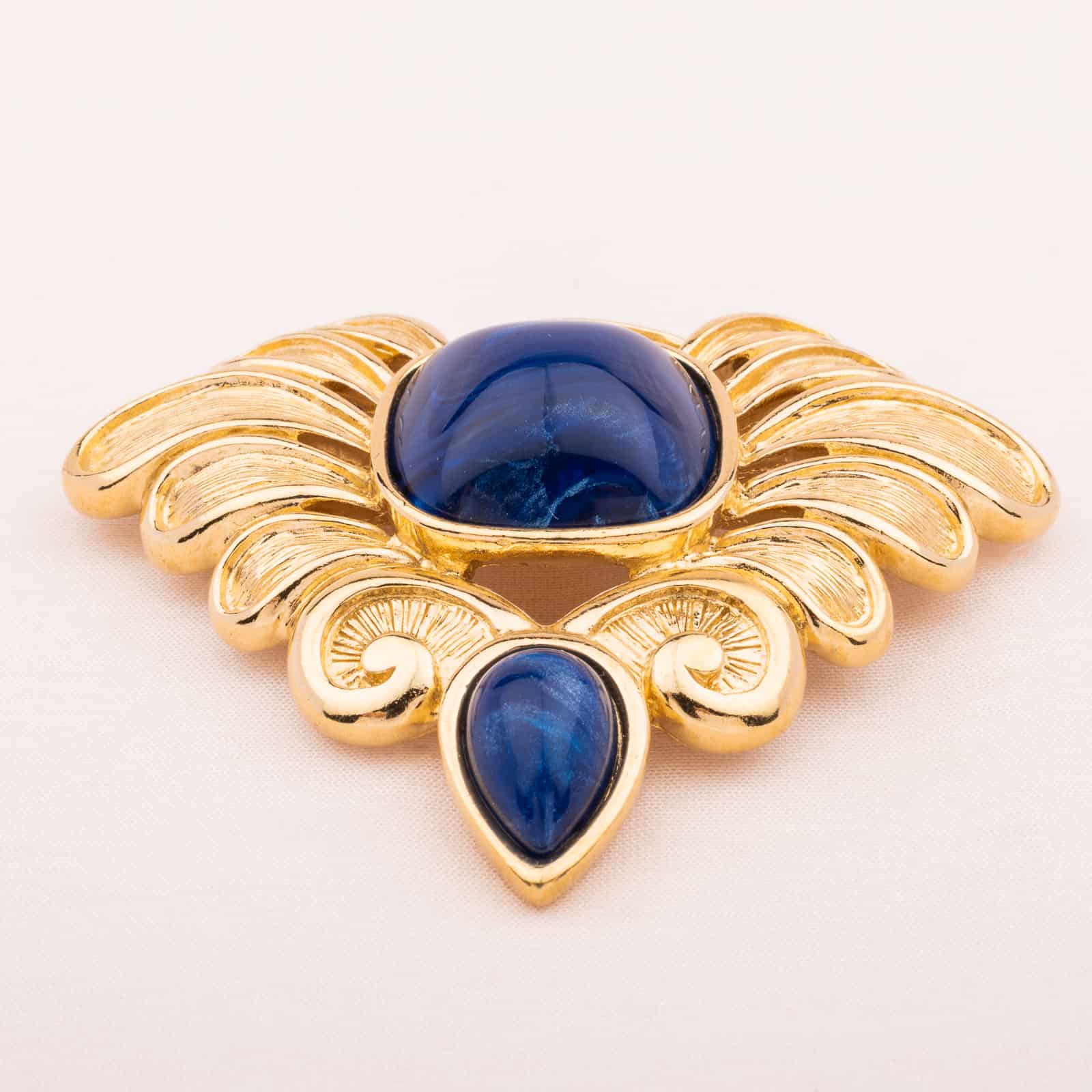 Trifari-royale-Brosche-mit-blauen-Kunststeinen