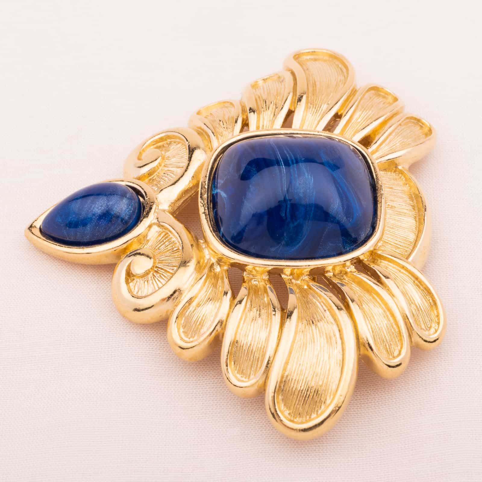 Trifari-royale-Brosche-mit-blauen-Kunststeinen