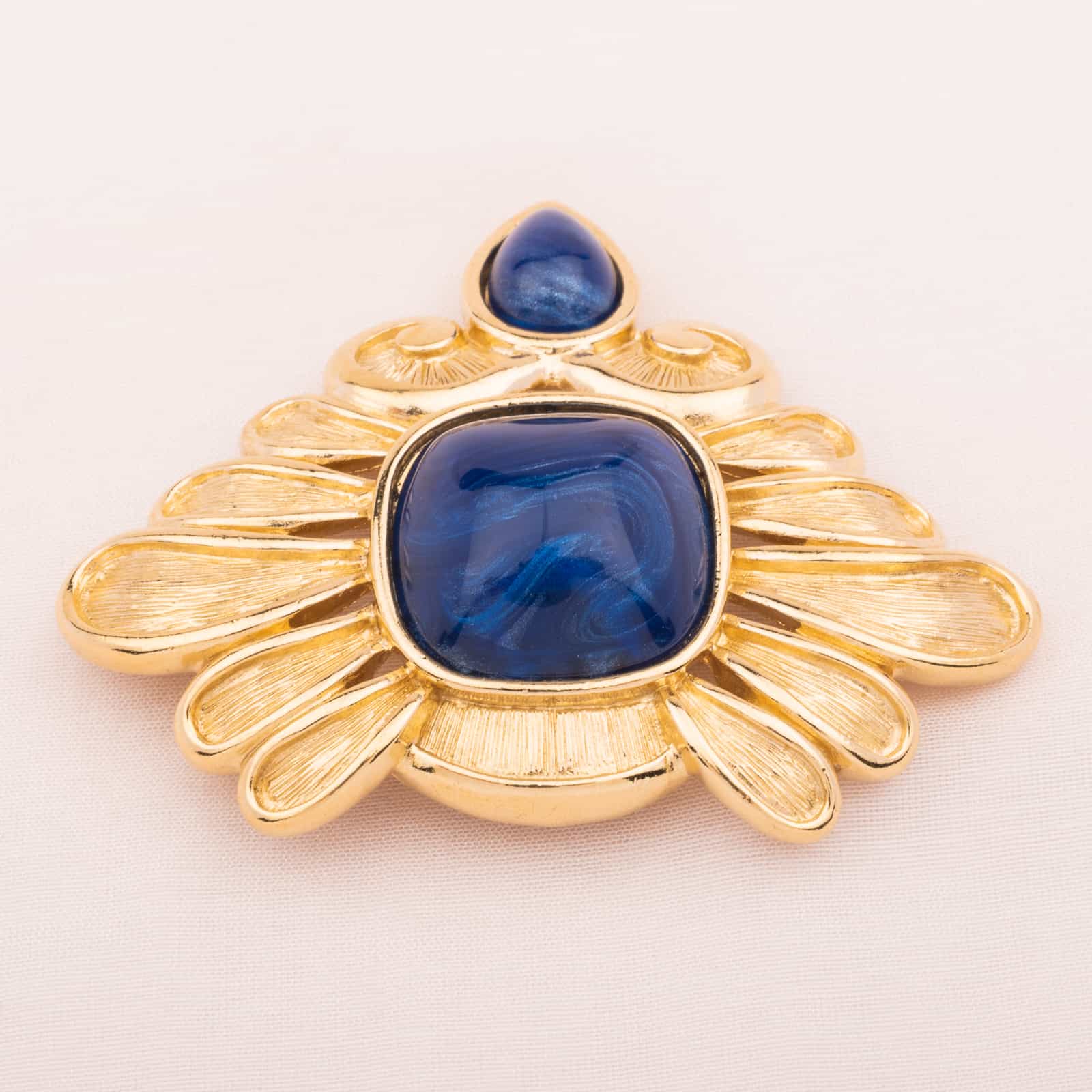 Trifari-royale-Brosche-mit-blauen-Kunststeinen