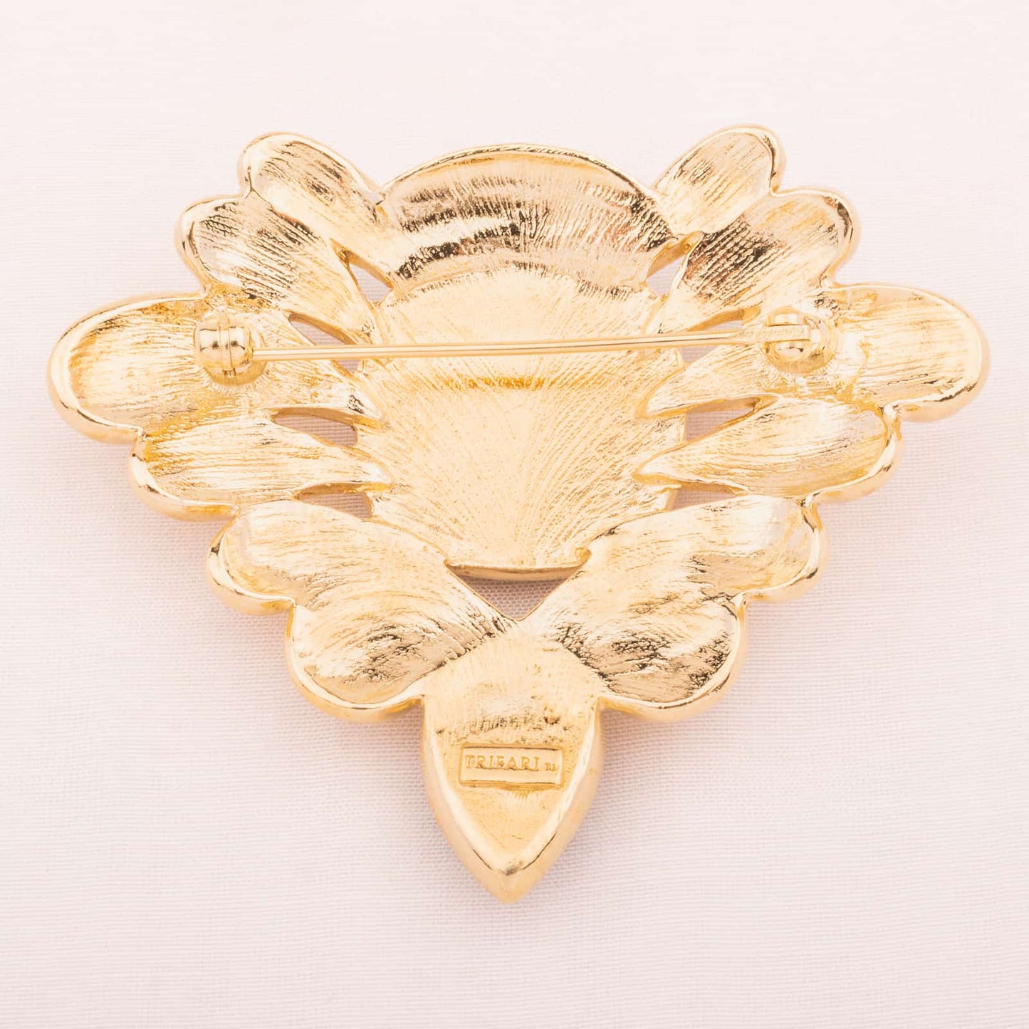 Trifari-royale-Brosche-Rückseite-mit-Signatur