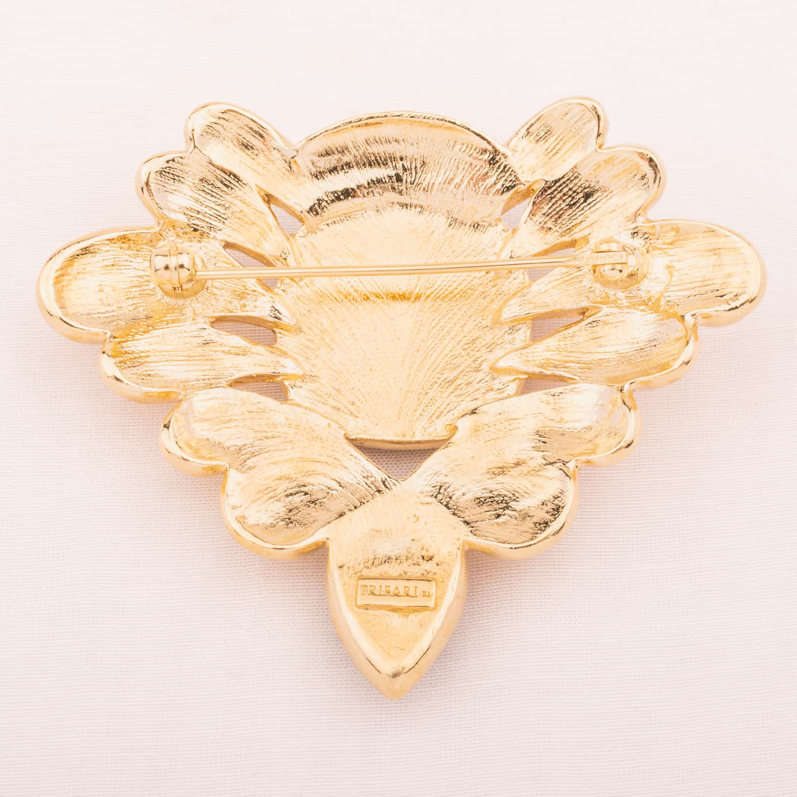 Trifari-royale-Brosche-Rückseite-mit-Signatur