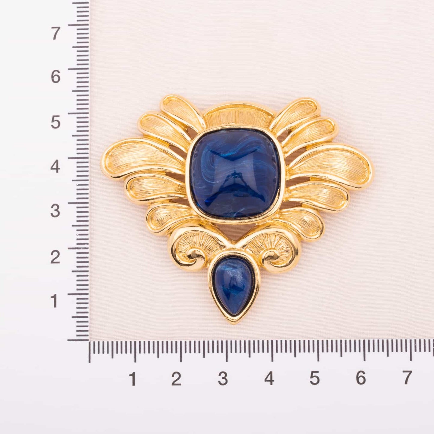 Trifari-royale-Brosche-mit-blauen-Kunststeinen
