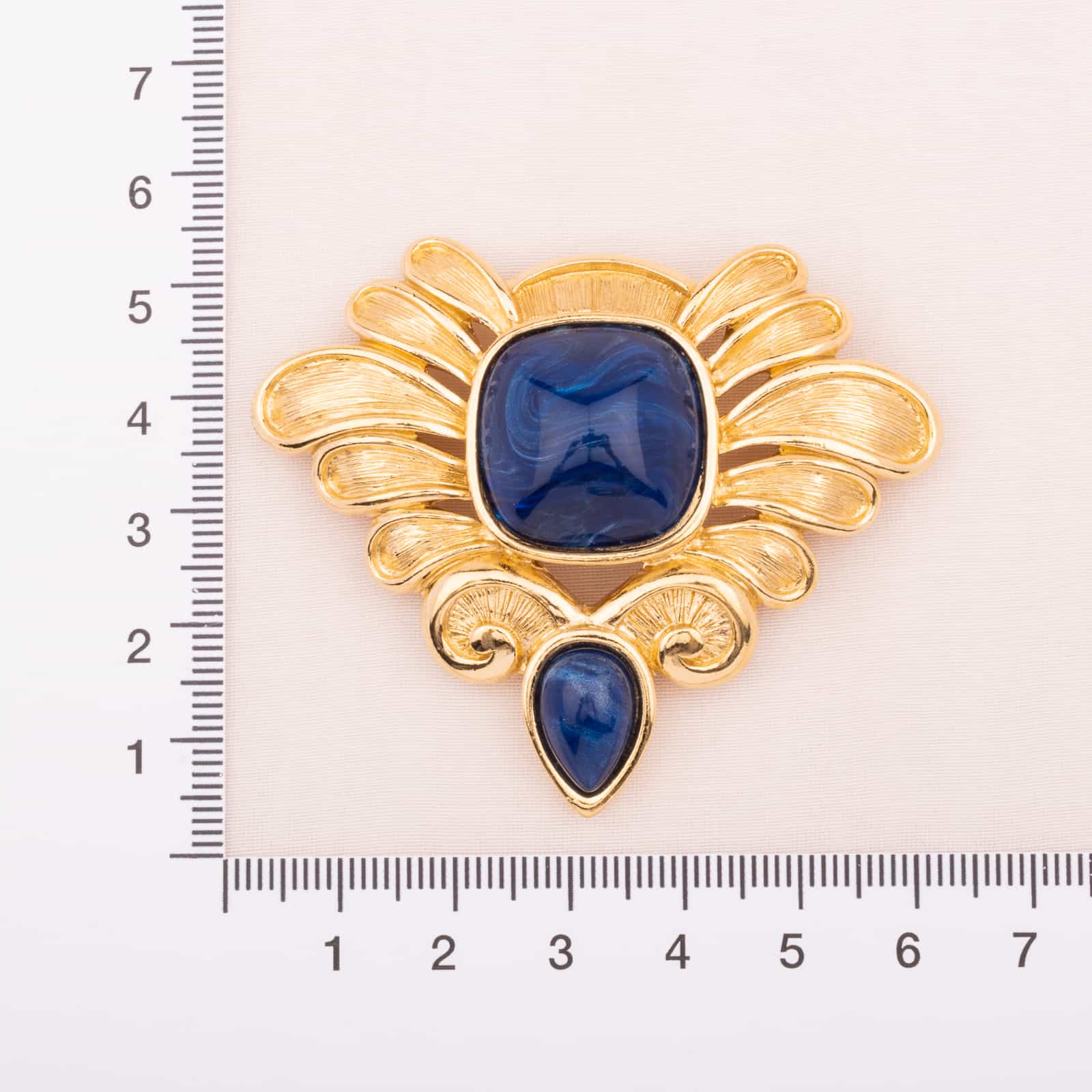 Trifari-royale-Brosche-mit-blauen-Kunststeinen