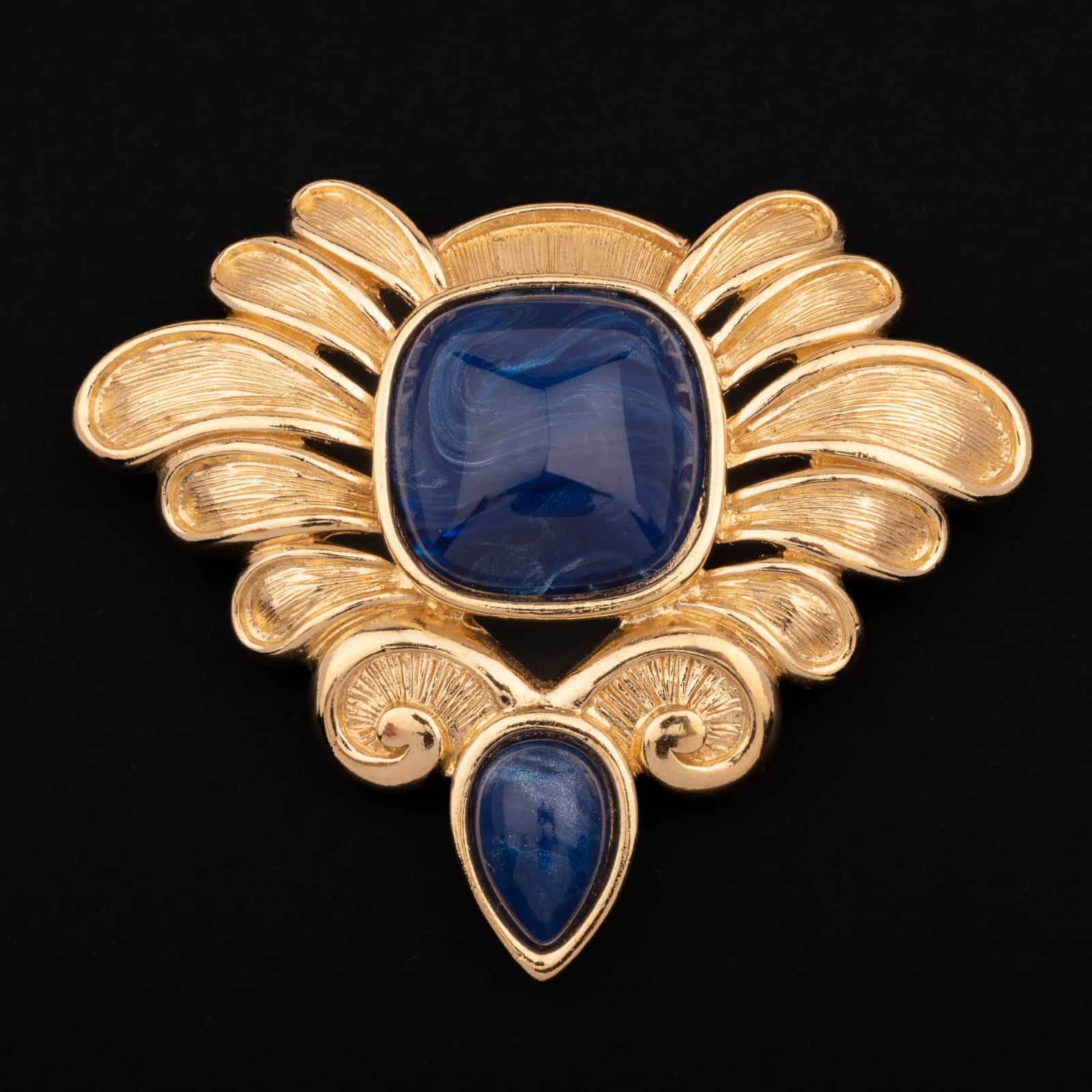 Trifari-royale-Brosche-mit-blauen-Kunststeinen