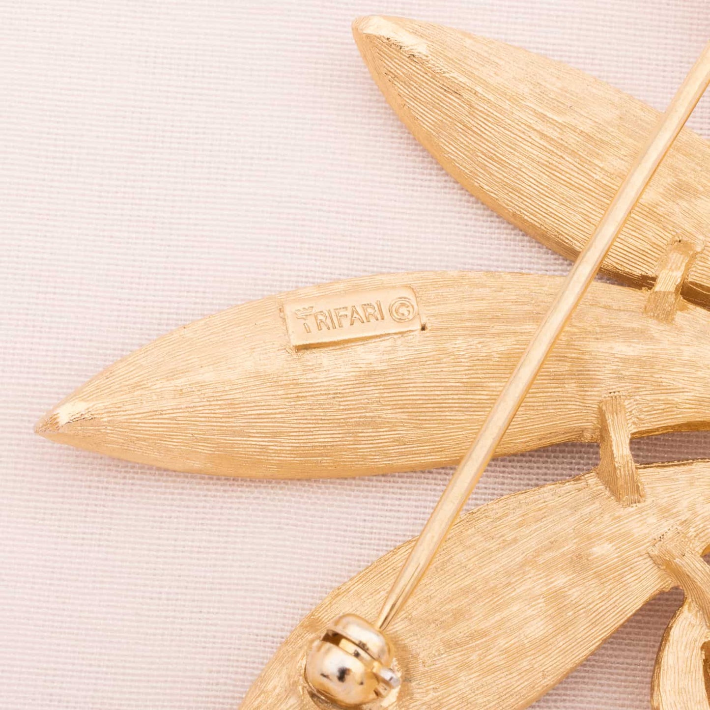 Trifari-Blätter-Brosche-goldfarben-Signatur
